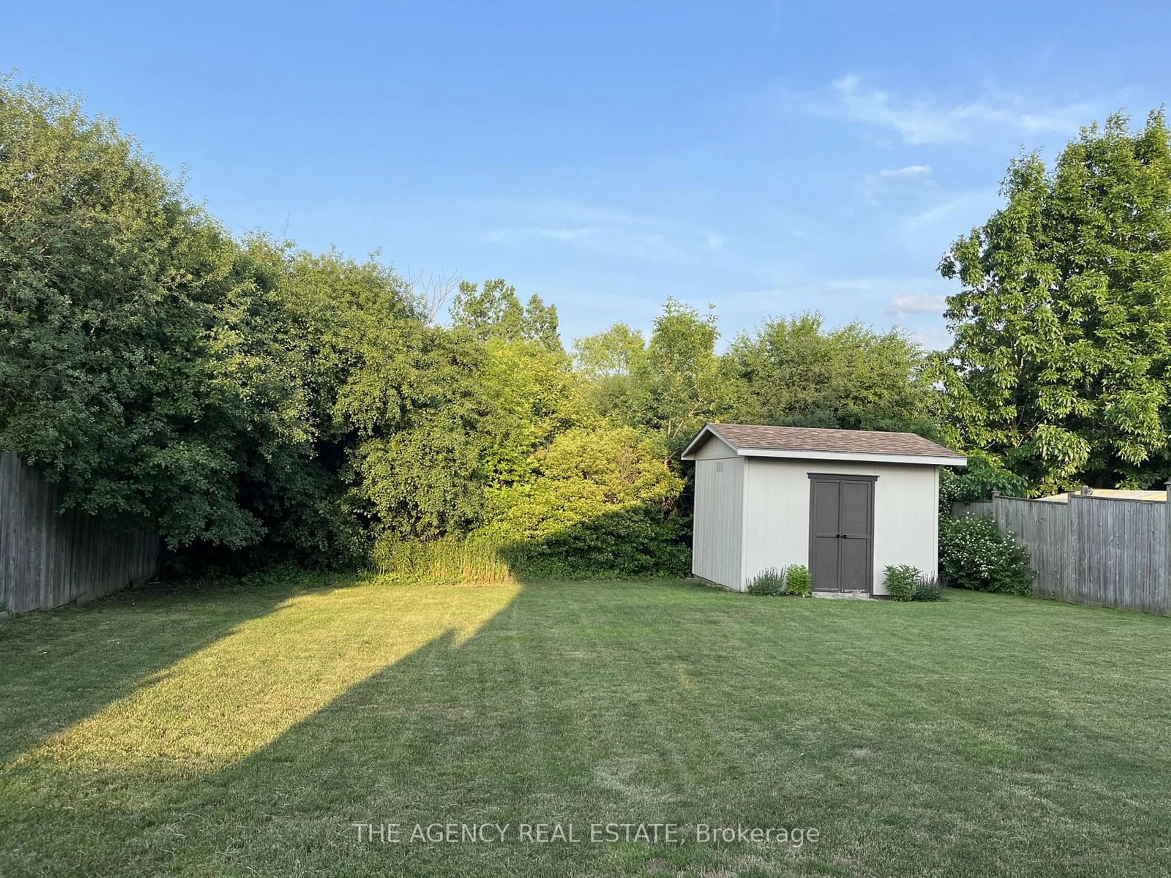 Shed for 11 Meadowvale Dr, St. Thomas Ontario N5P 4P2