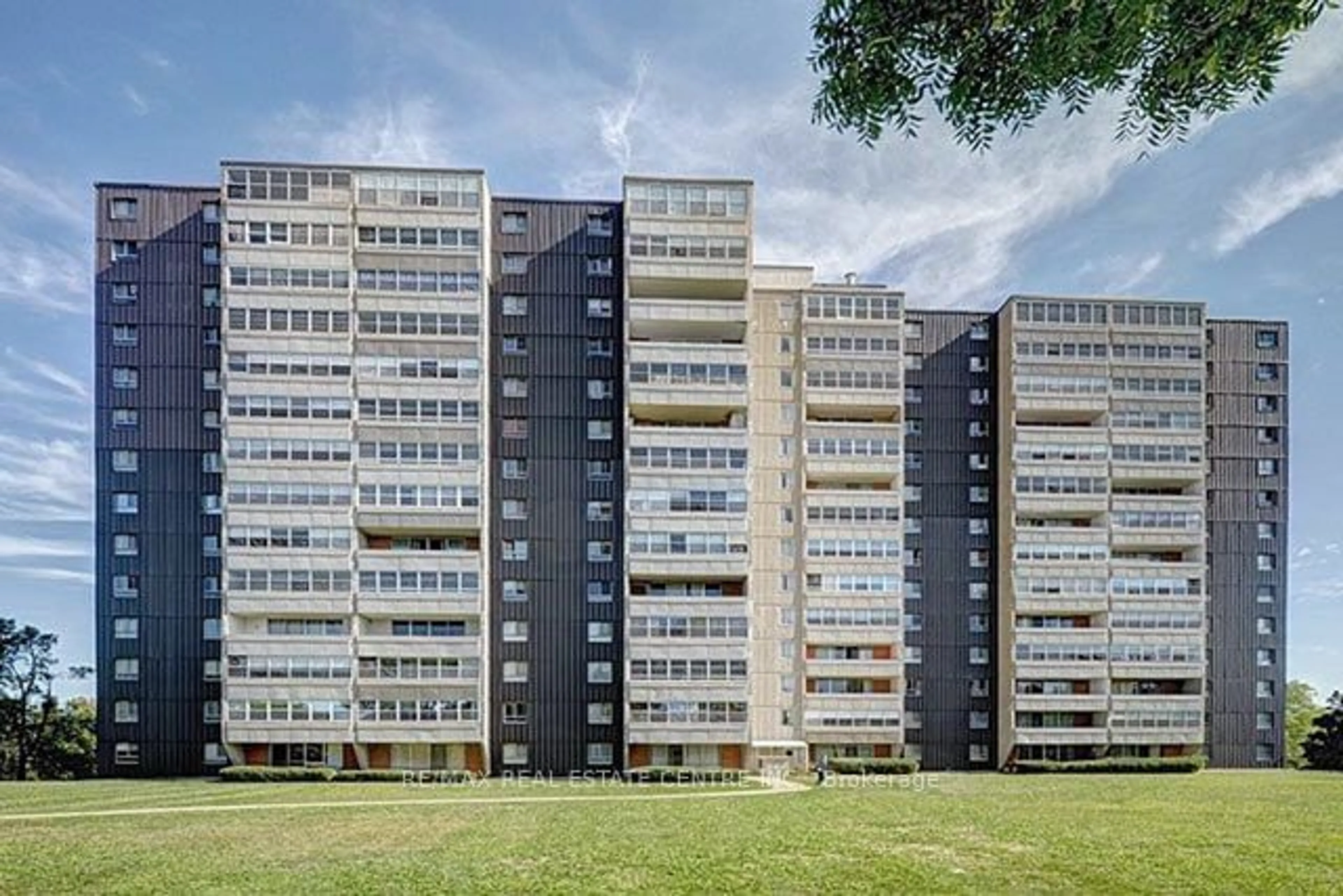 A pic from outside/outdoor area/front of a property/back of a property/a pic from drone, building for 225 HARVARD Pl, Waterloo Ontario N2J 4H4