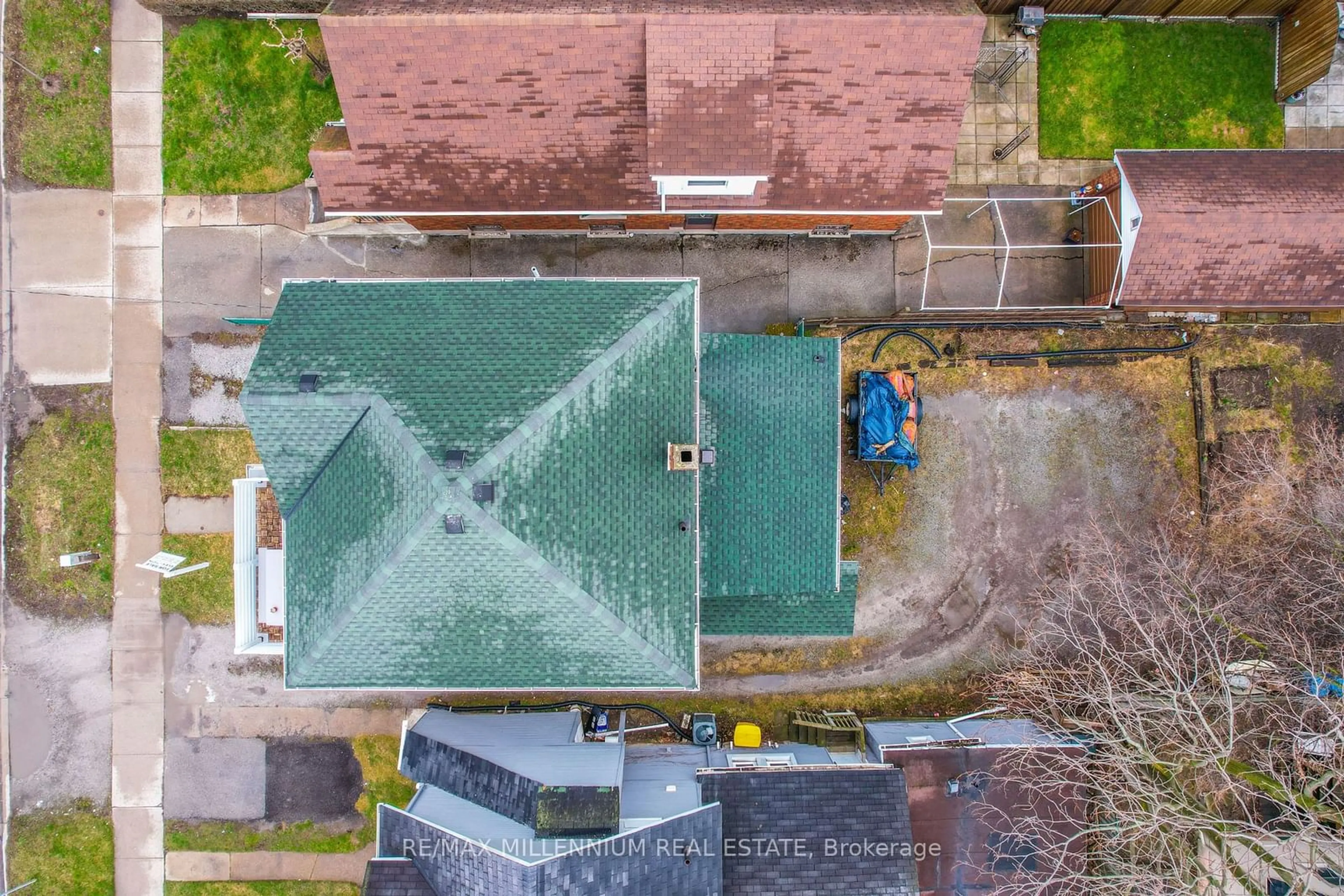 A pic from outside/outdoor area/front of a property/back of a property/a pic from drone, unknown for 128 Geneva St, St. Catharines Ontario L2R 4N6