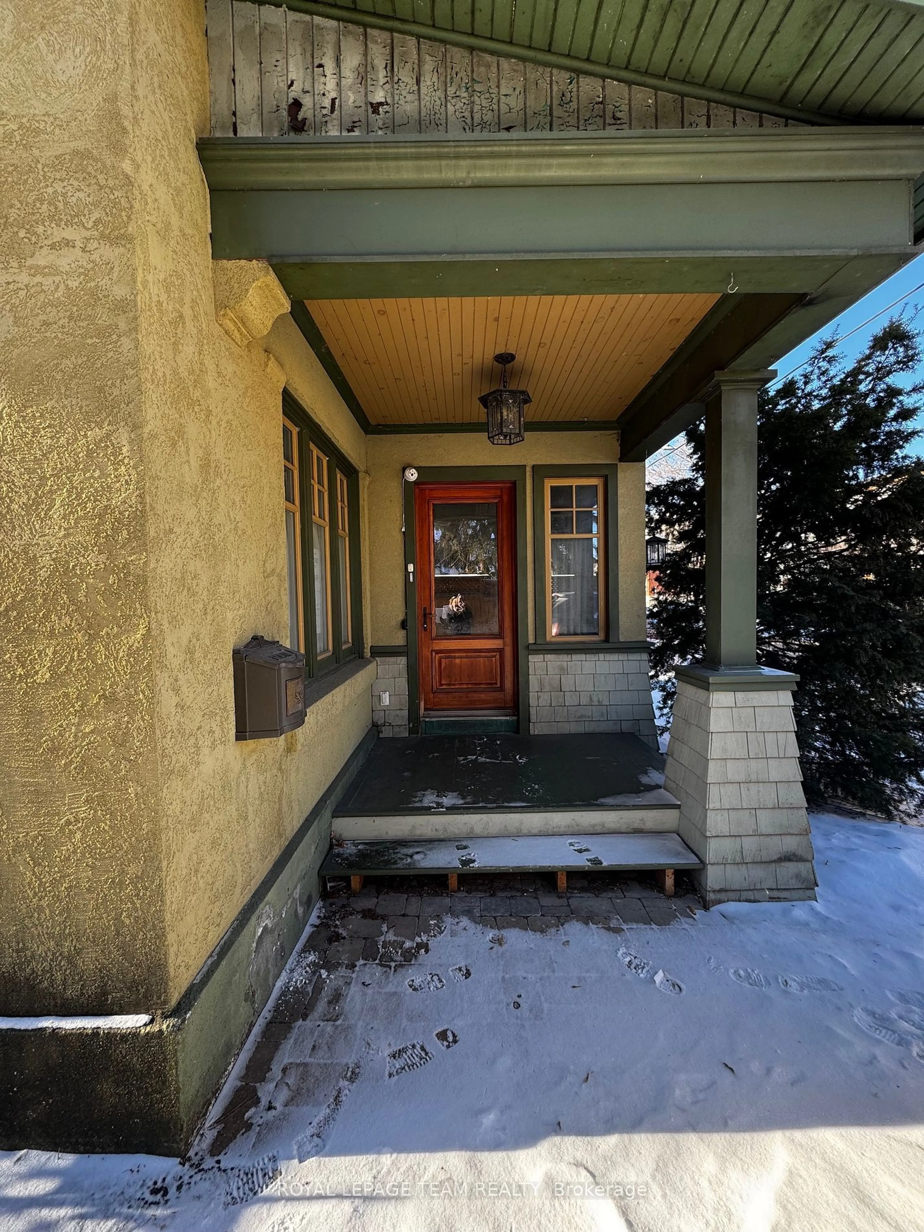 Indoor entryway for 348 Somerset St, Lower Town - Sandy Hill Ontario K1N 6W7