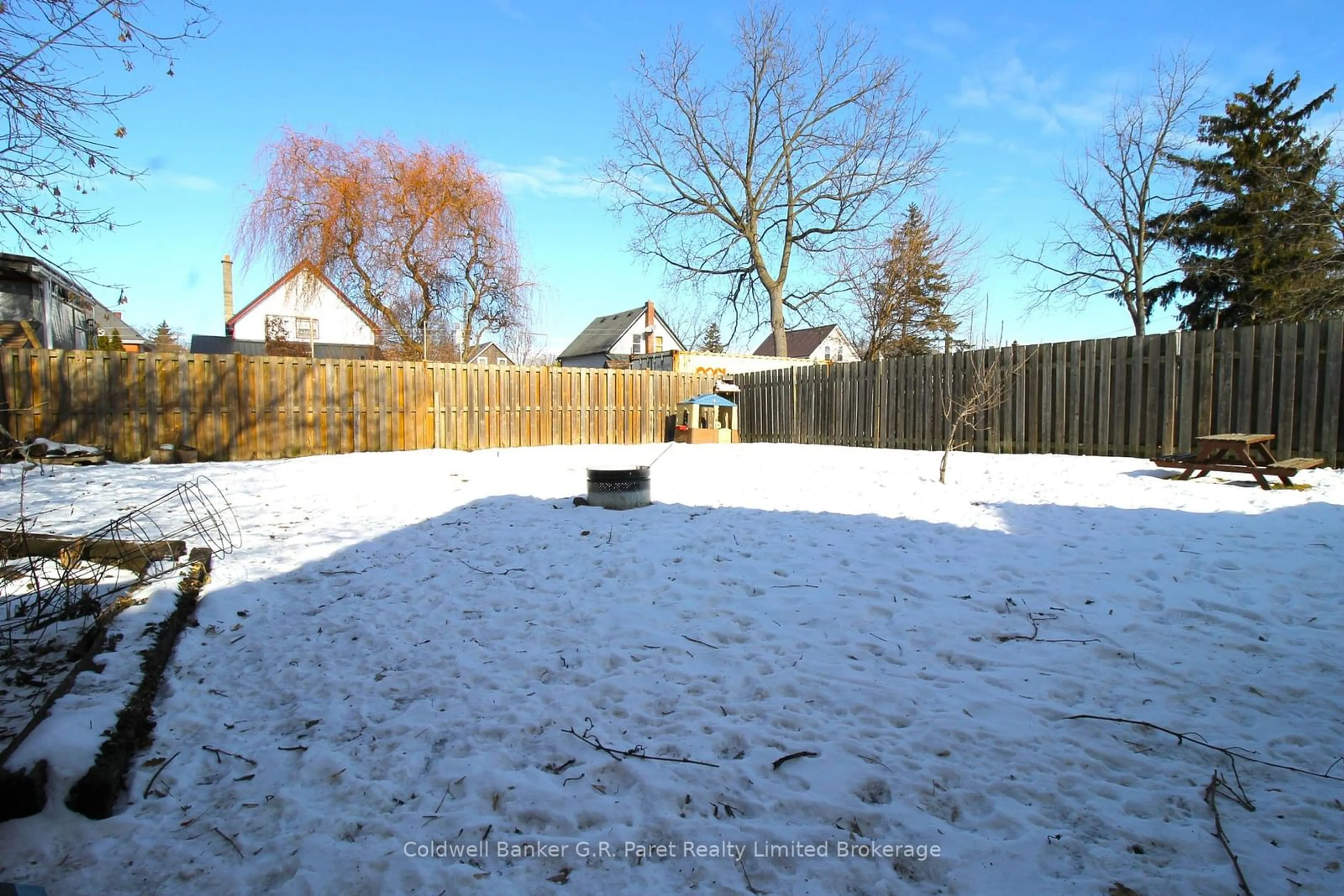 A pic from outside/outdoor area/front of a property/back of a property/a pic from drone, street for 113 Curtis St, St. Thomas Ontario N5P 1J4