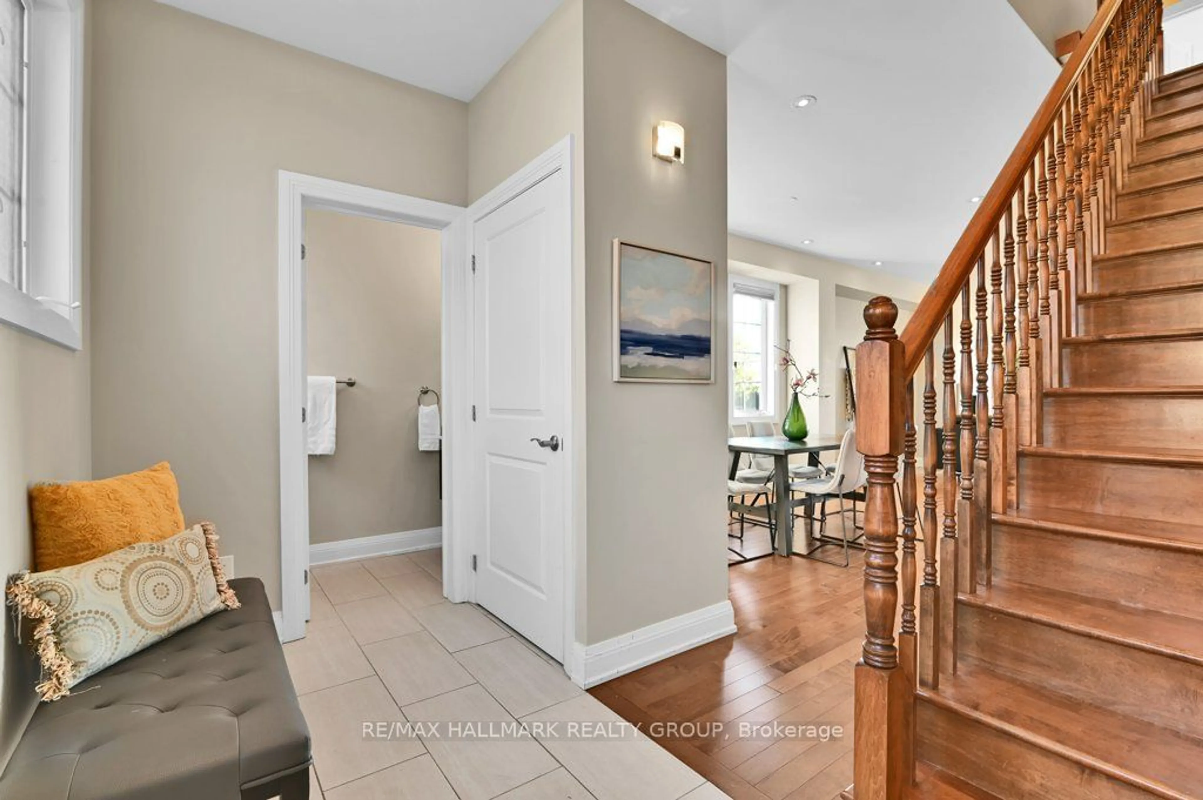 Indoor entryway for 1326 Kingston Ave, Carlington - Central Park Ontario K1Z 8L2