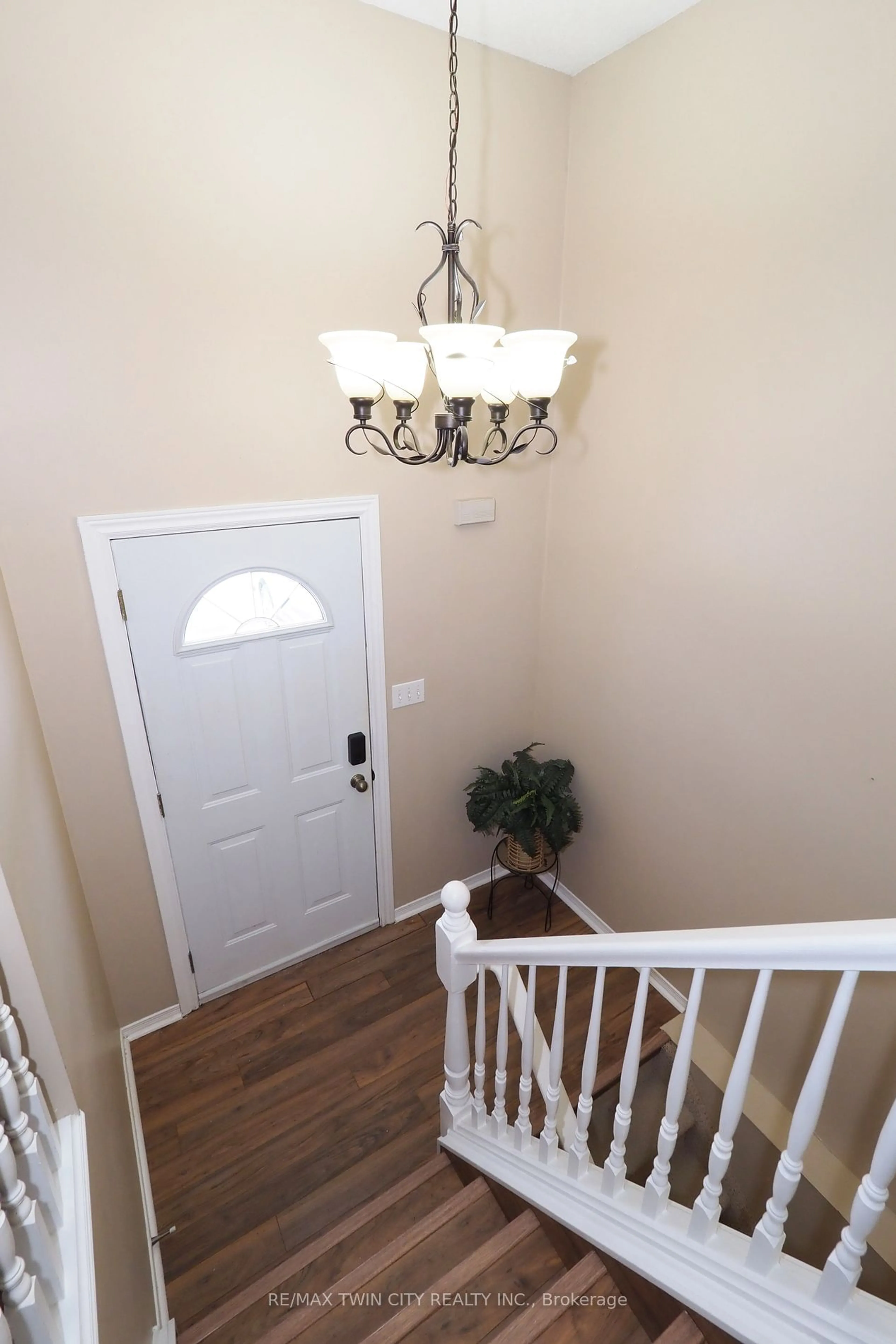 Indoor entryway for 137 Dyer Crt, Cambridge Ontario N3C 4B9