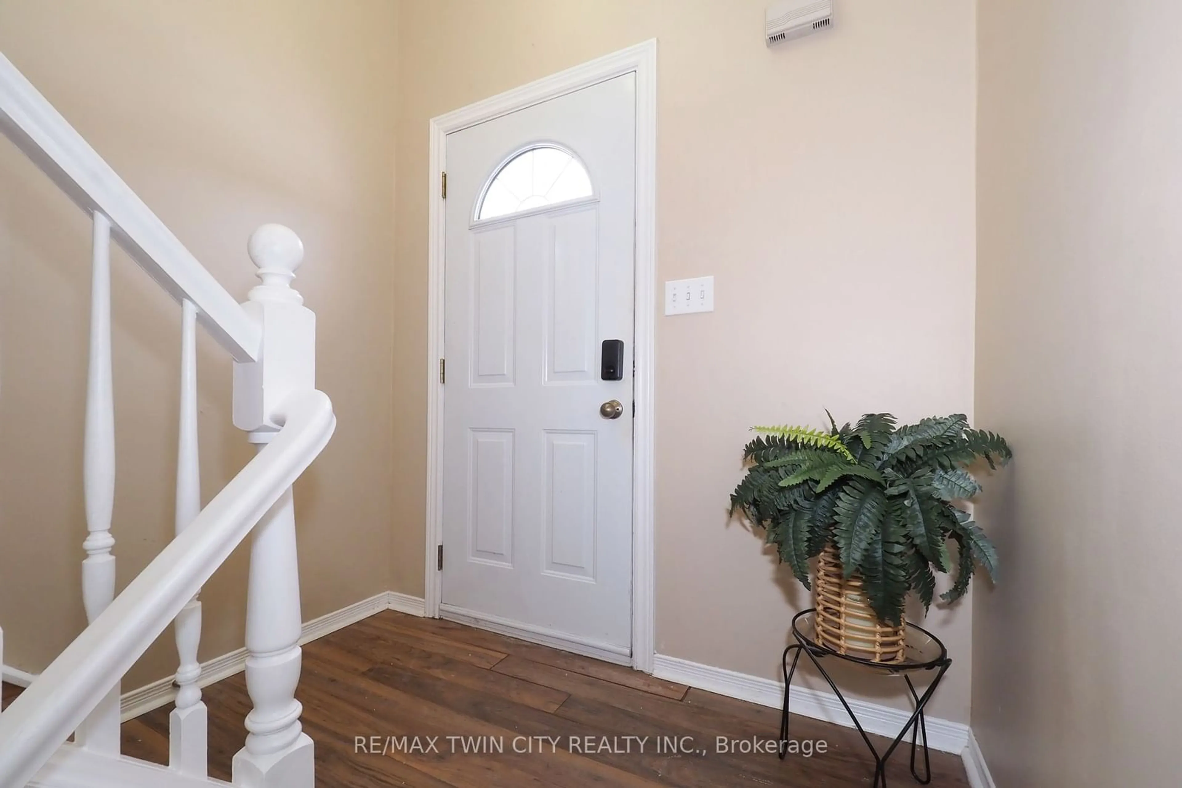 Indoor entryway for 137 Dyer Crt, Cambridge Ontario N3C 4B9