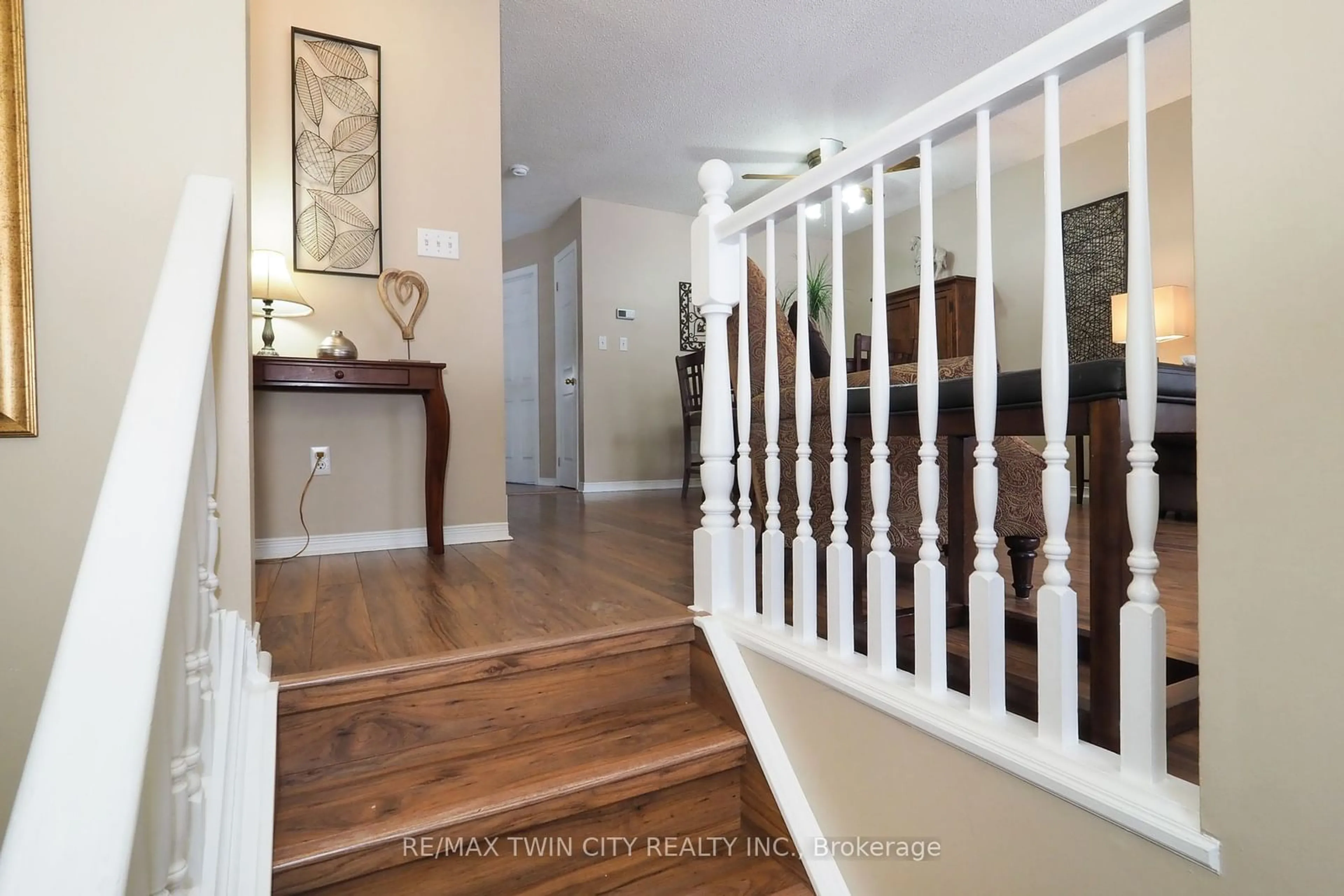 Indoor entryway for 137 Dyer Crt, Cambridge Ontario N3C 4B9