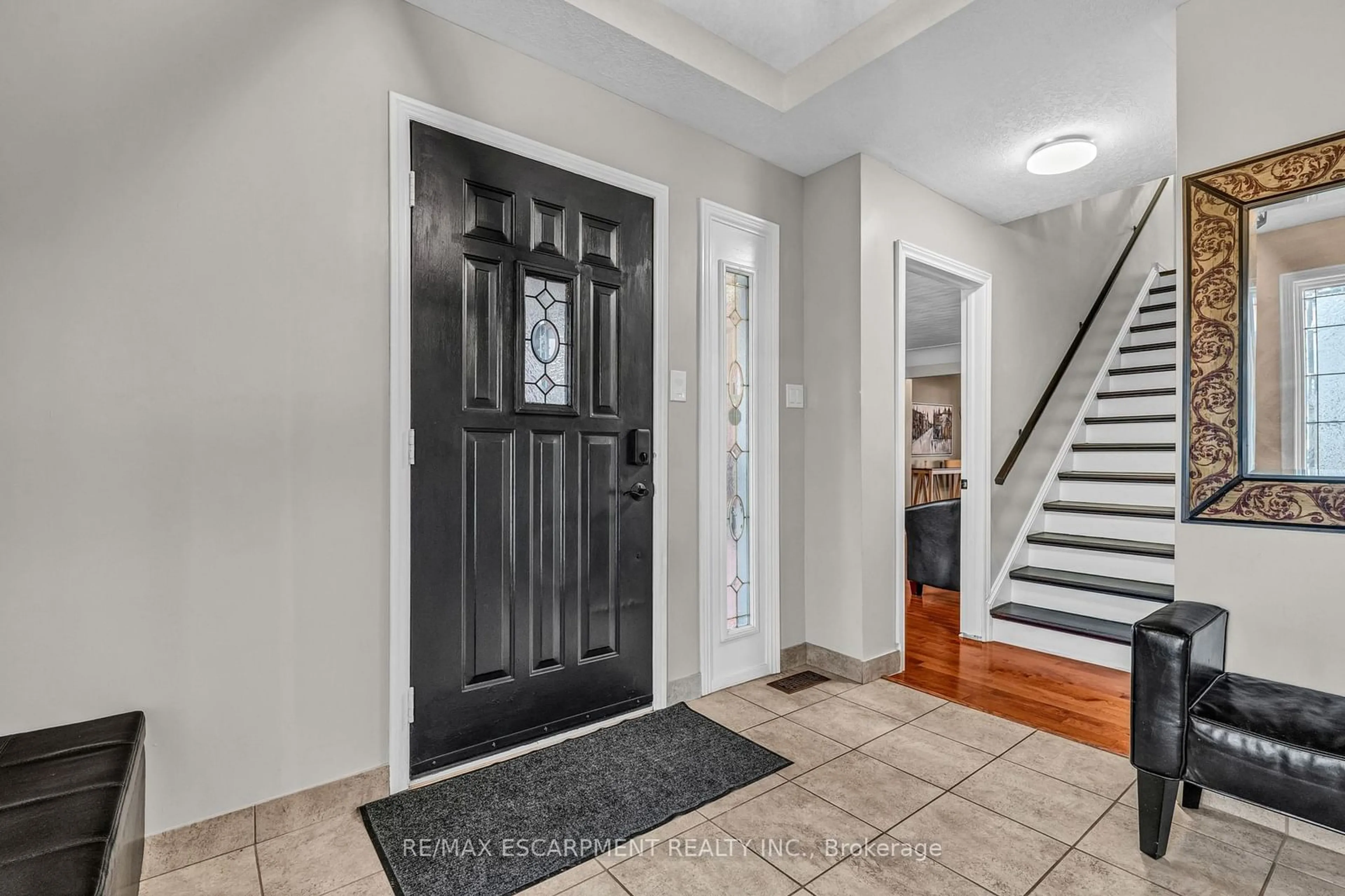 Indoor entryway for 82 Rymal Rd, Hamilton Ontario L9B 1C1