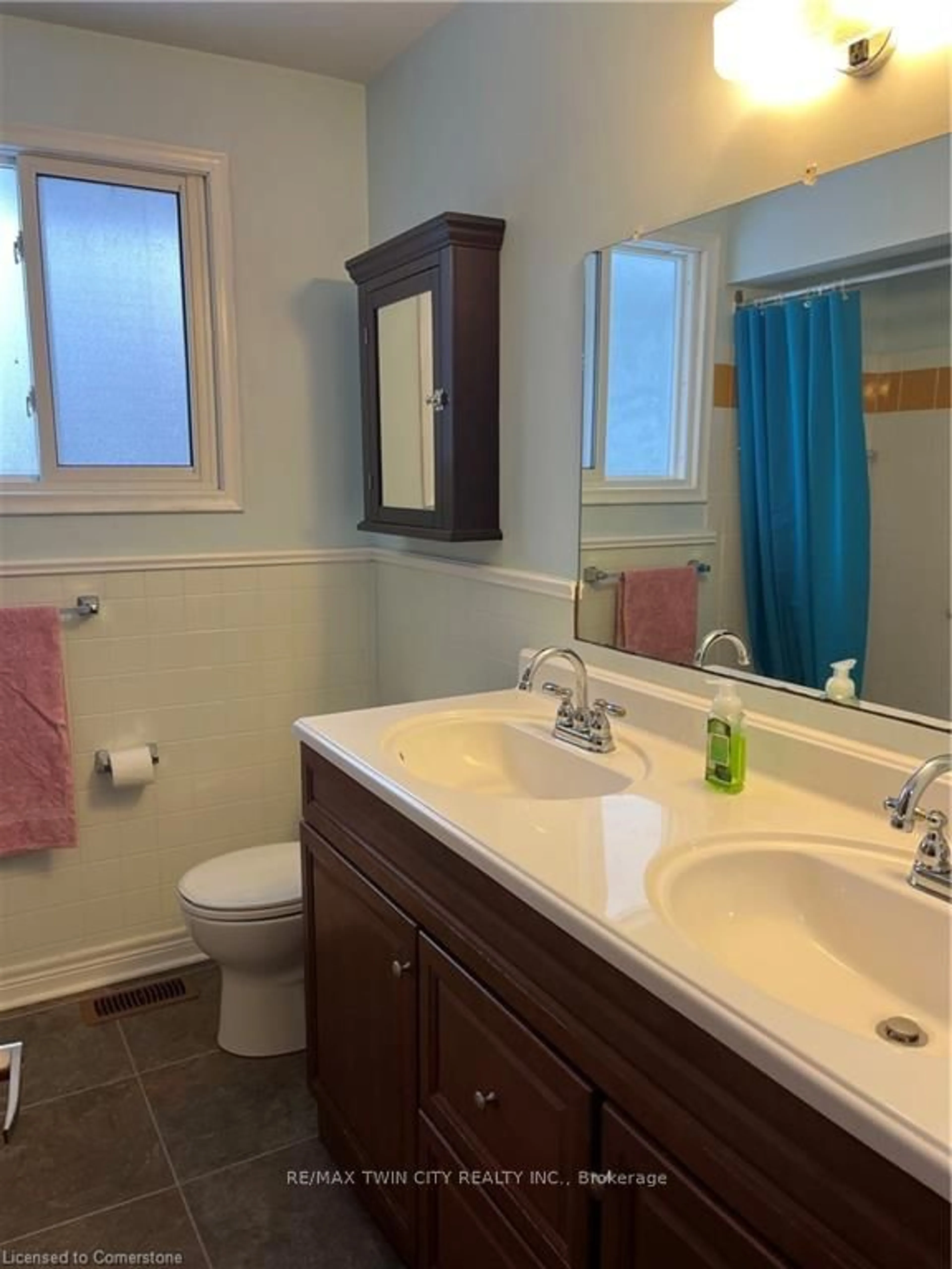 Standard bathroom, ceramic/tile floor for 21 Bridge St, Kitchener Ontario N2K 1J4