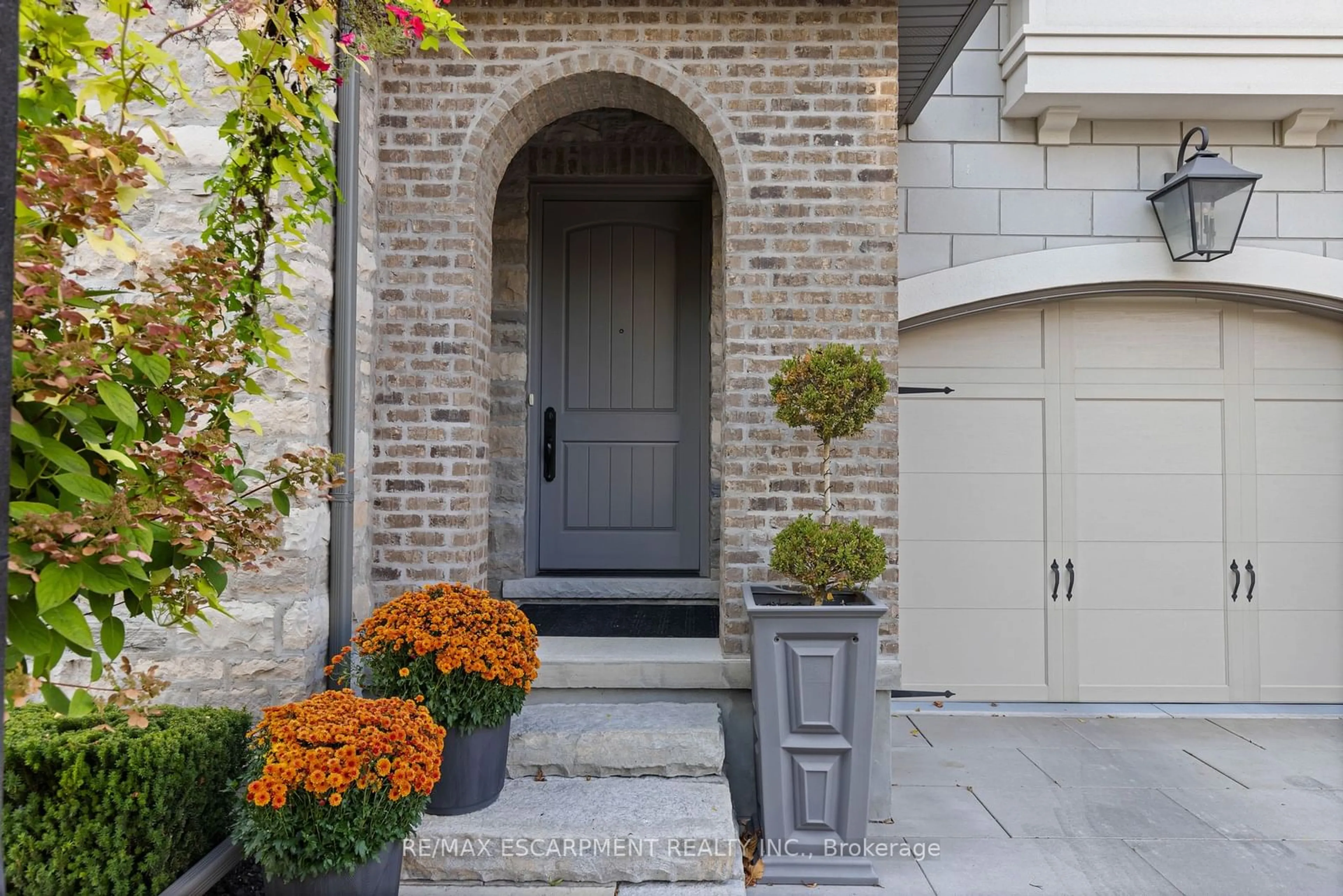 Indoor entryway for 25 ARBOURVALE COMMON Rd, St. Catharines Ontario L2T 3B7