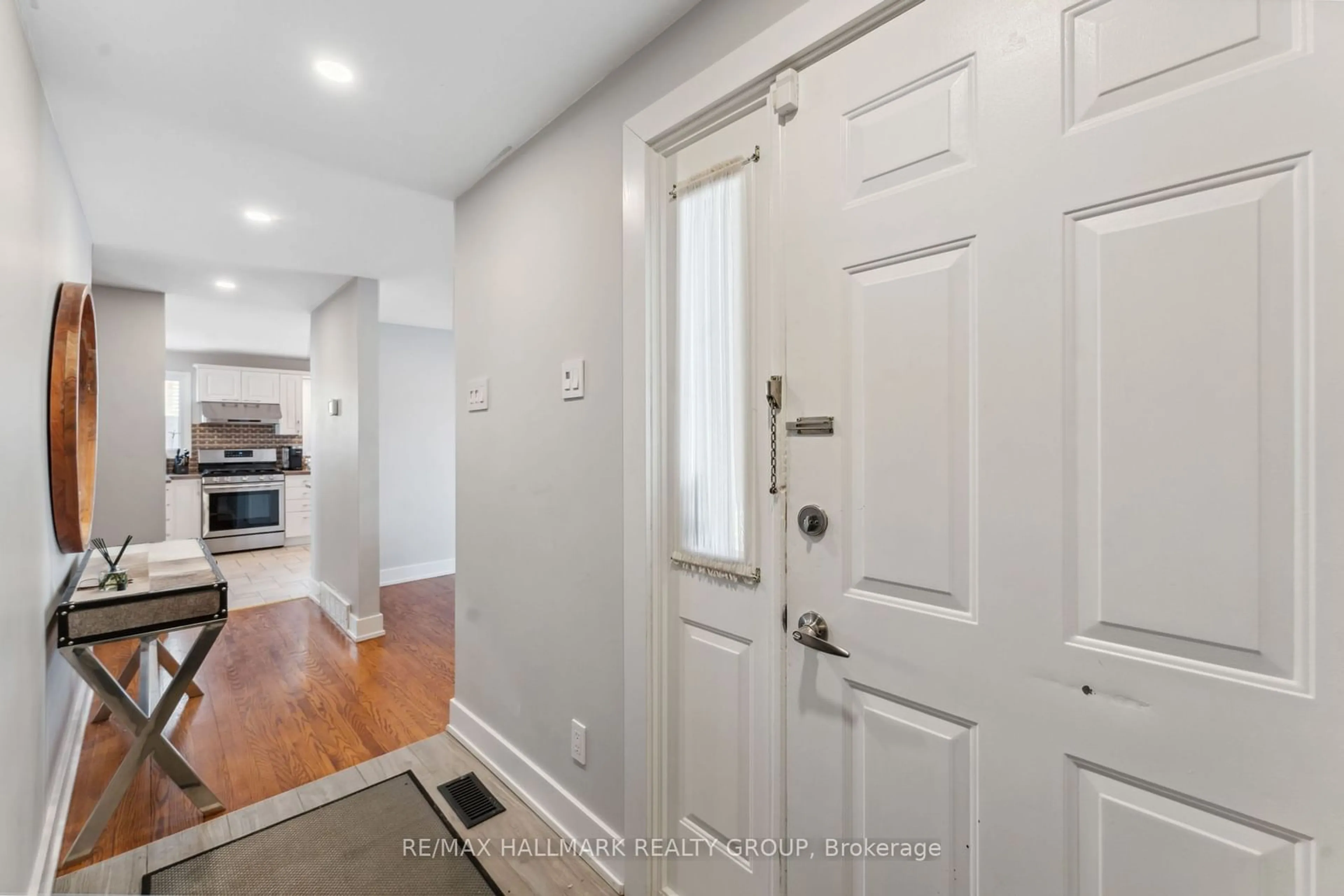 Indoor entryway for 2425 Ogilvie Rd, Beacon Hill North - South and Area Ontario K1J 7N3