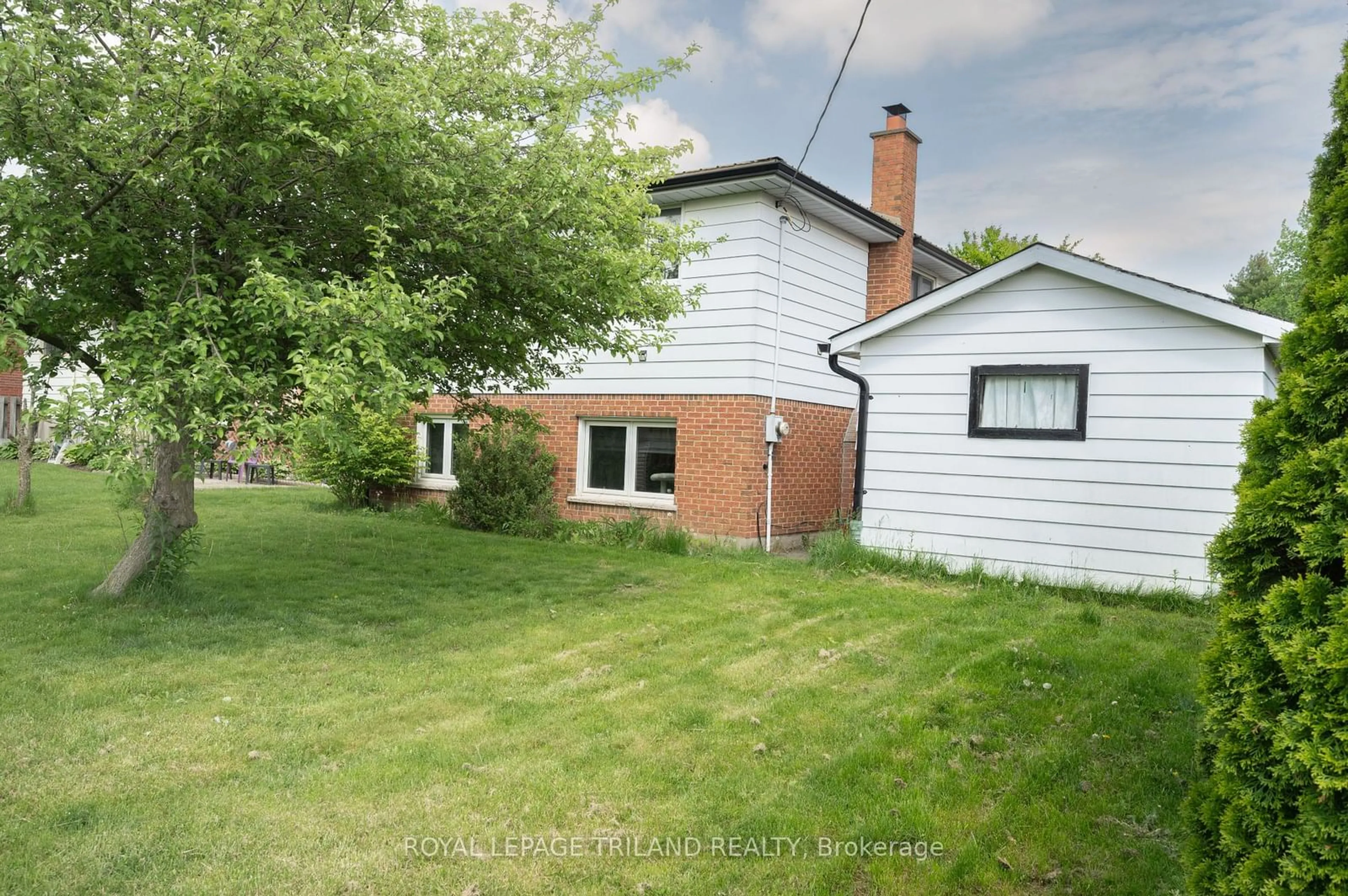 A pic from outside/outdoor area/front of a property/back of a property/a pic from drone, street for 65 Manor Rd, St. Thomas Ontario N5R 5R3