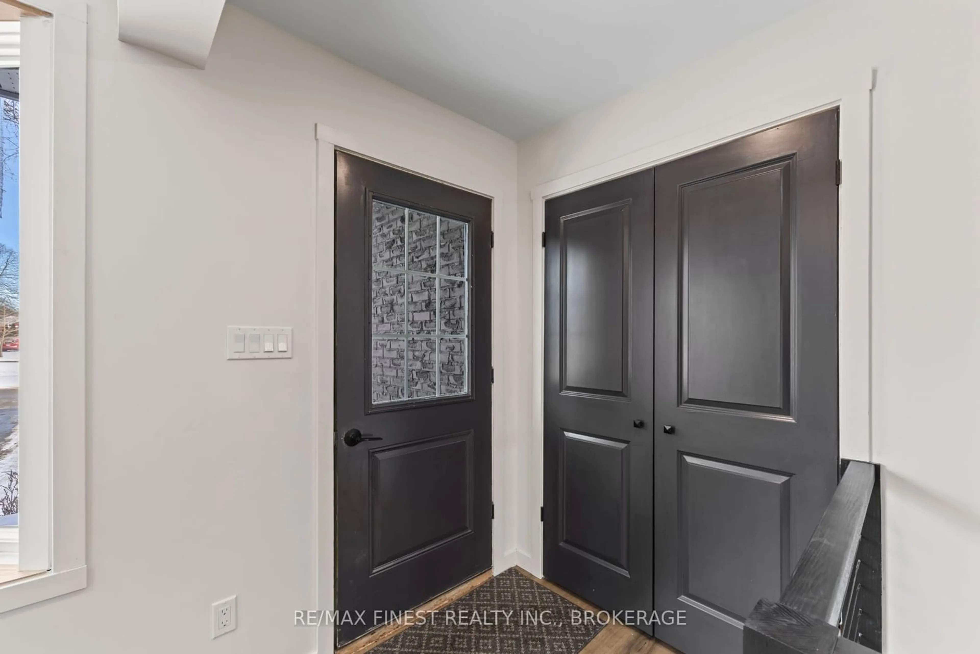 Indoor entryway for 21 Crescent Dr, Kingston Ontario K7M 4J3