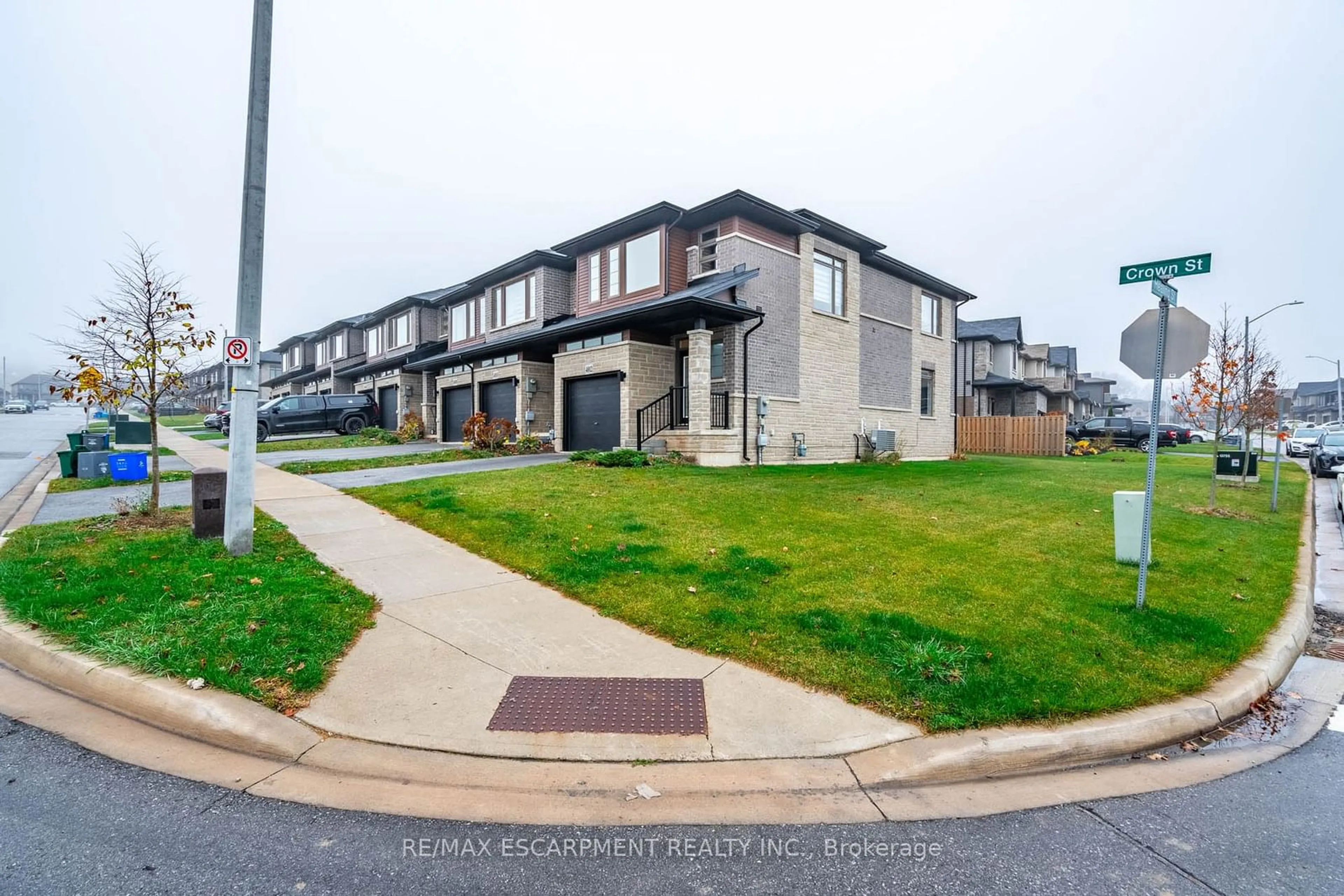 A pic from outside/outdoor area/front of a property/back of a property/a pic from drone, street for 4012 Crown St, Lincoln Ontario L3J 0S3