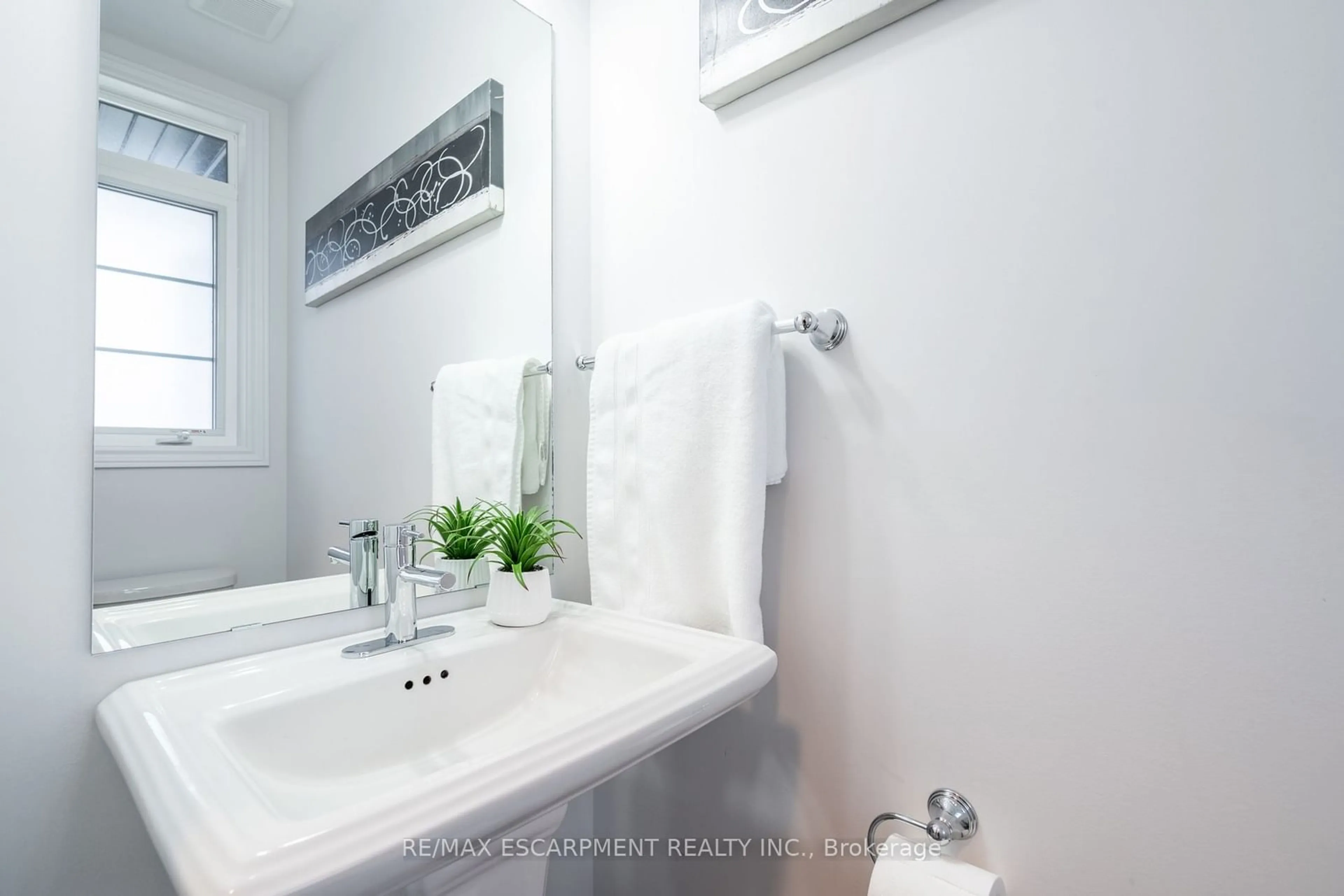 Standard bathroom, ceramic/tile floor for 4012 Crown St, Lincoln Ontario L3J 0S3