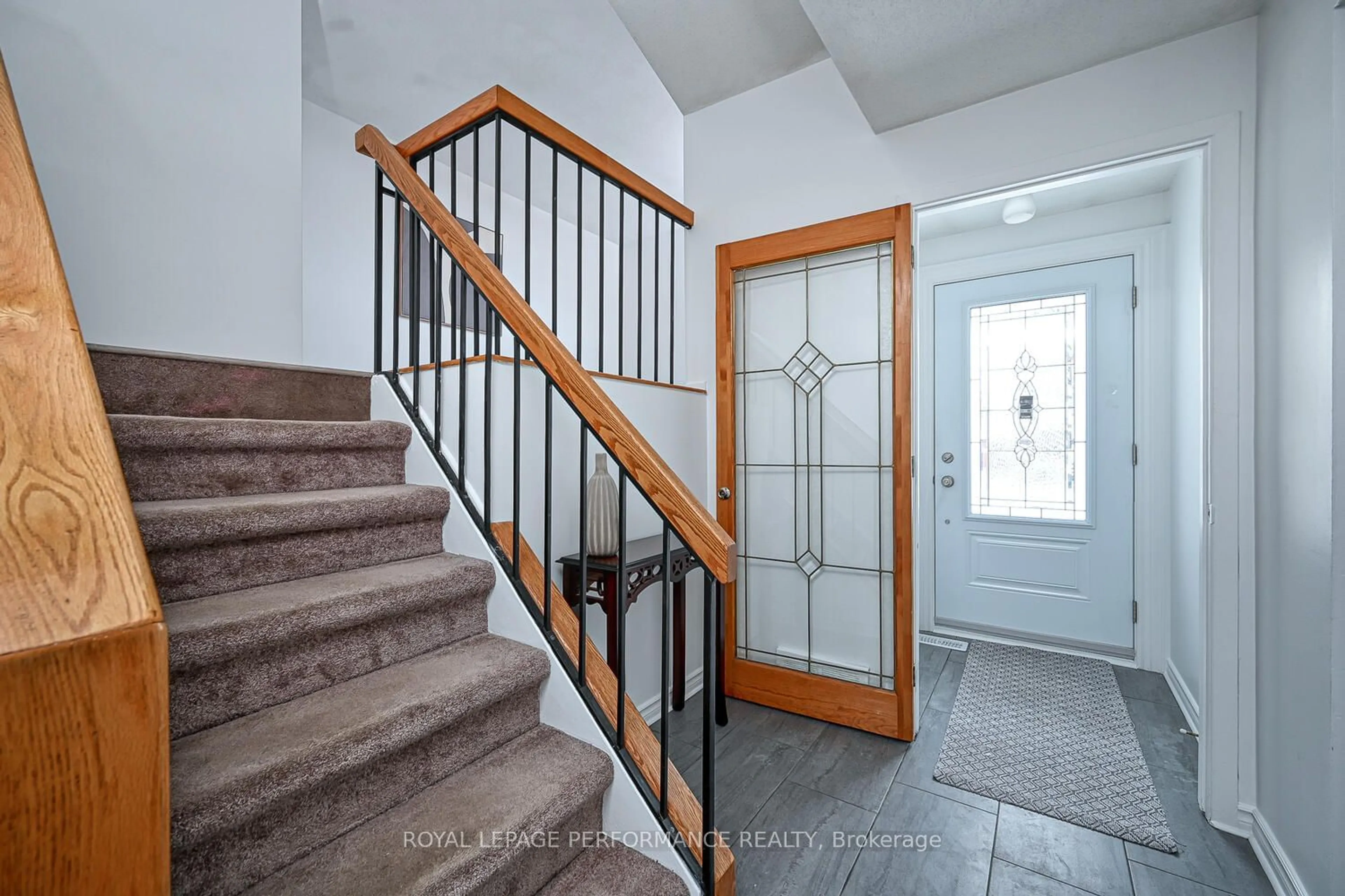 Indoor entryway for 1039 Barwell Ave, Britannia Heights - Queensway Terrace N and Area Ontario K2B 8H4