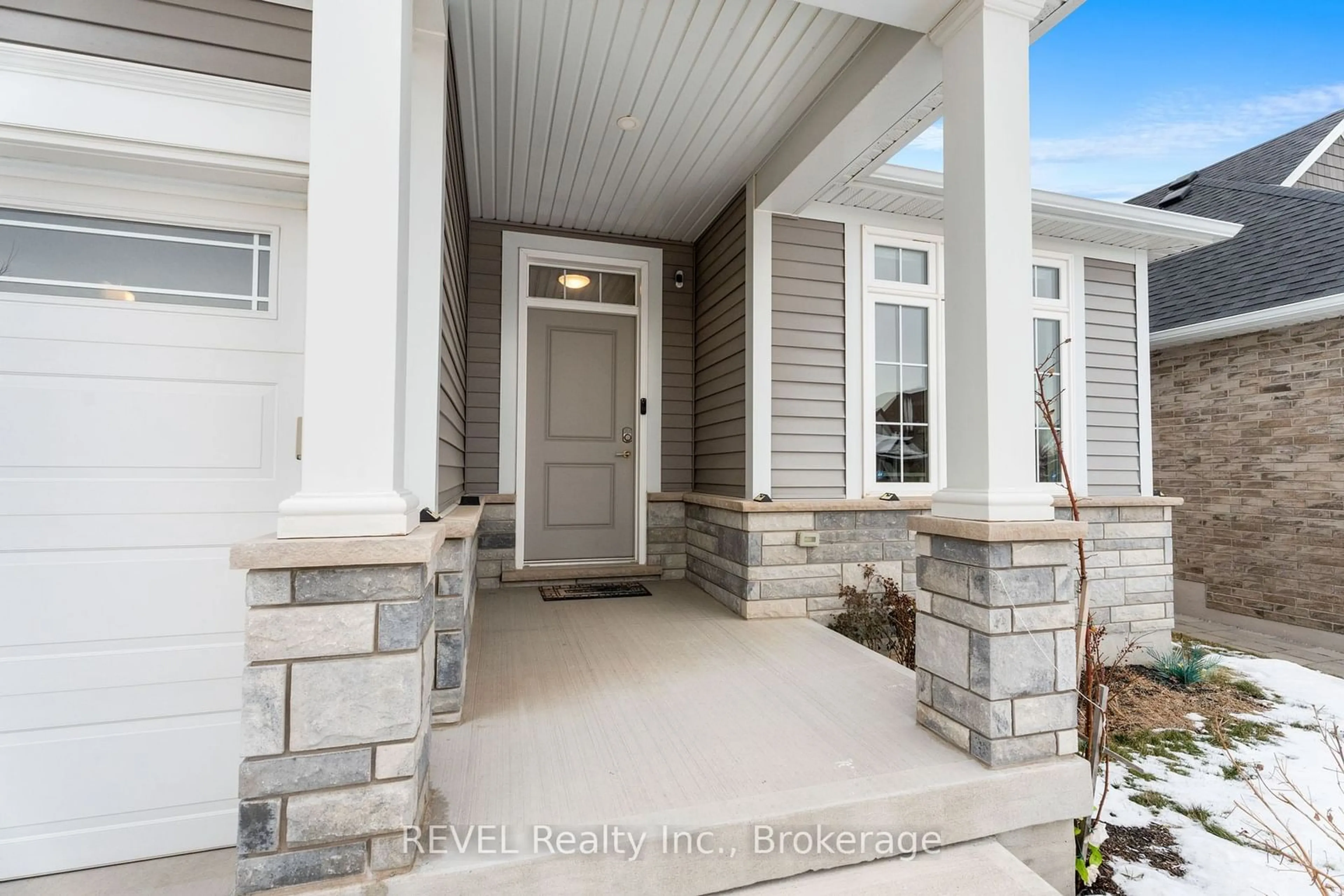 Indoor entryway for 8 Hopkins St, Thorold Ontario L2V 0E6