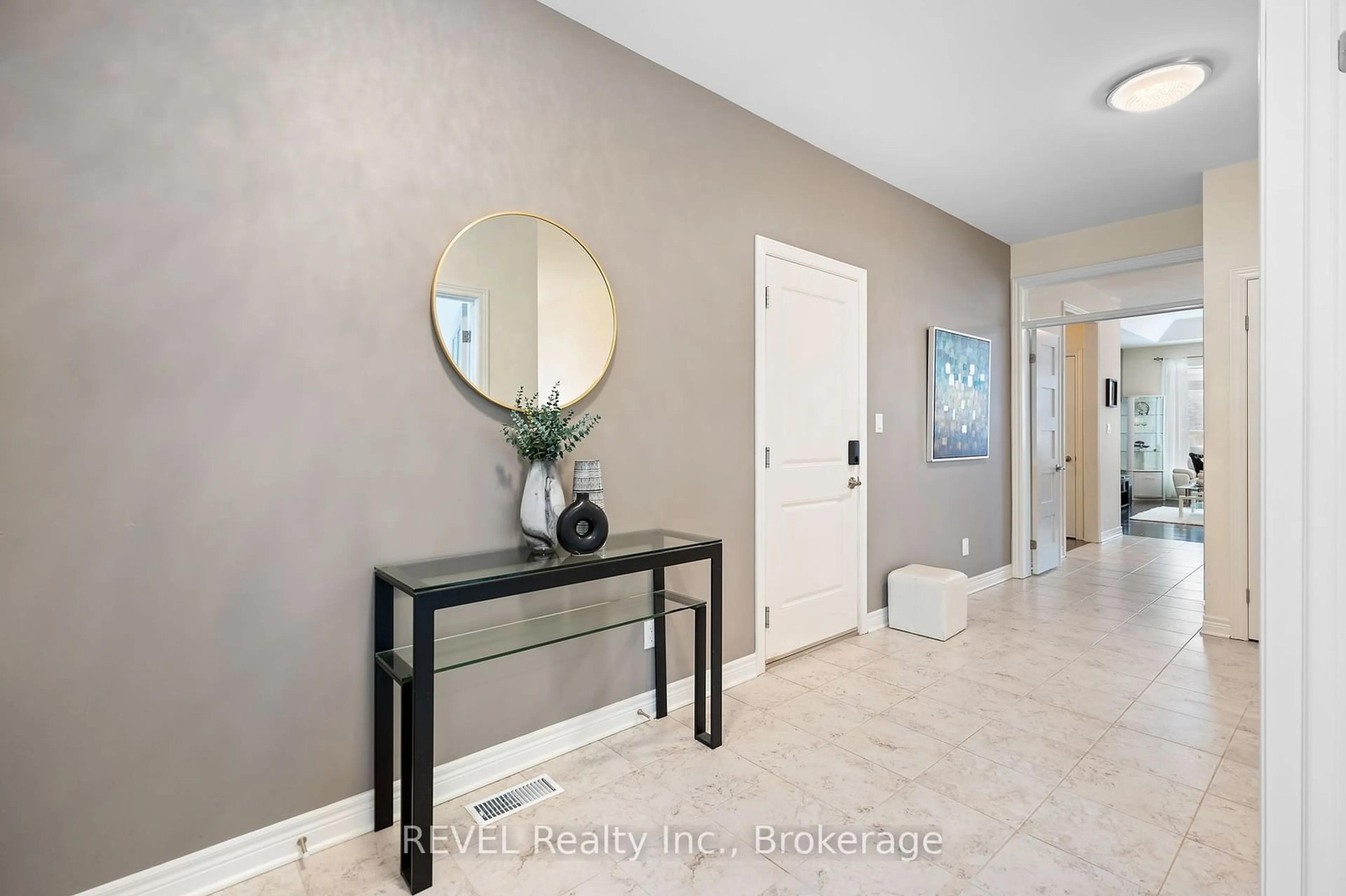 Indoor entryway for 8 Hopkins St, Thorold Ontario L2V 0E6