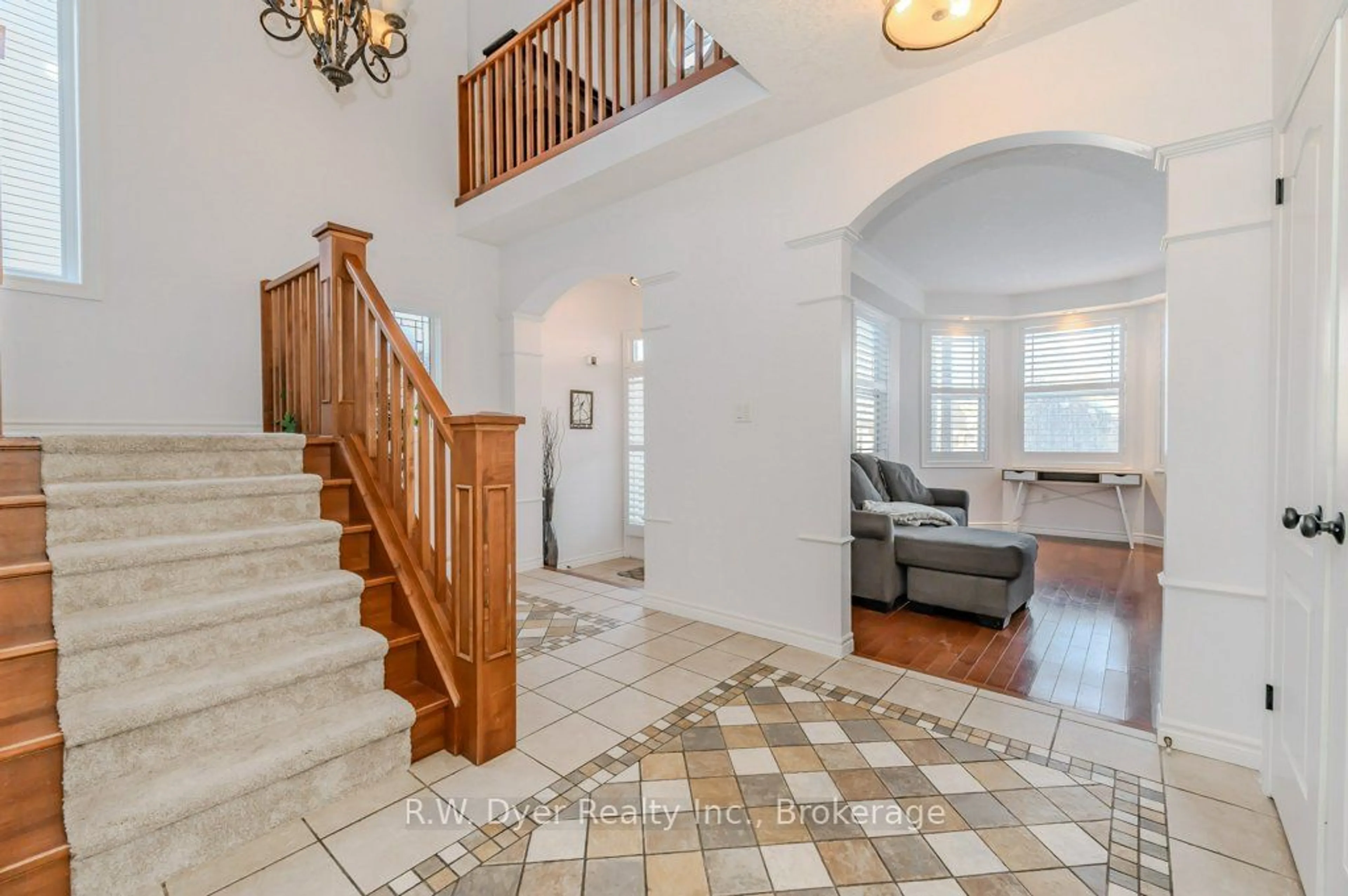 Indoor entryway for 28 Charleswood Crt, Cambridge Ontario N3C 4K9