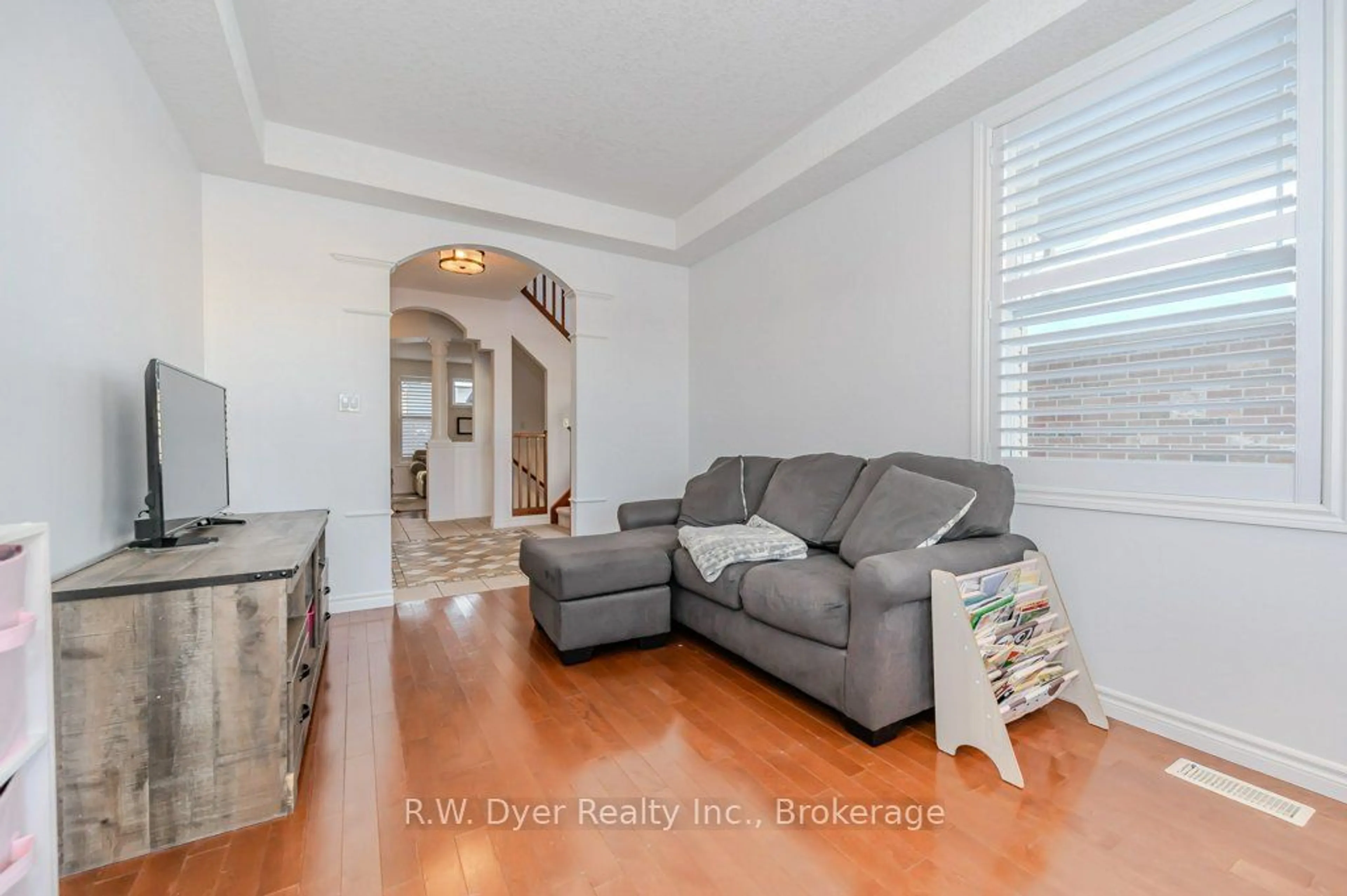 Living room with furniture, unknown for 28 Charleswood Crt, Cambridge Ontario N3C 4K9