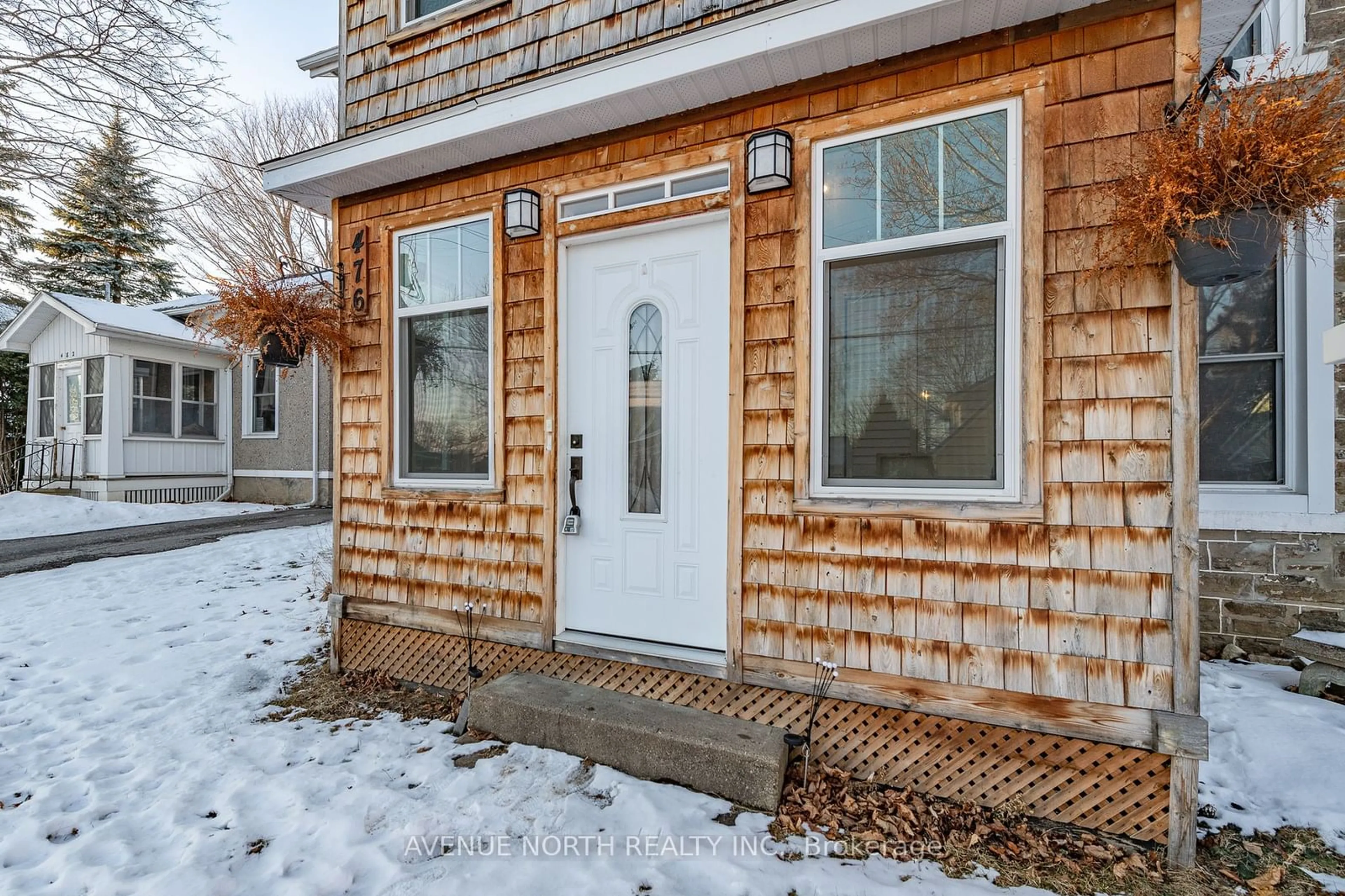 Indoor entryway for 476 James St, Prescott Ontario K0E 1T0