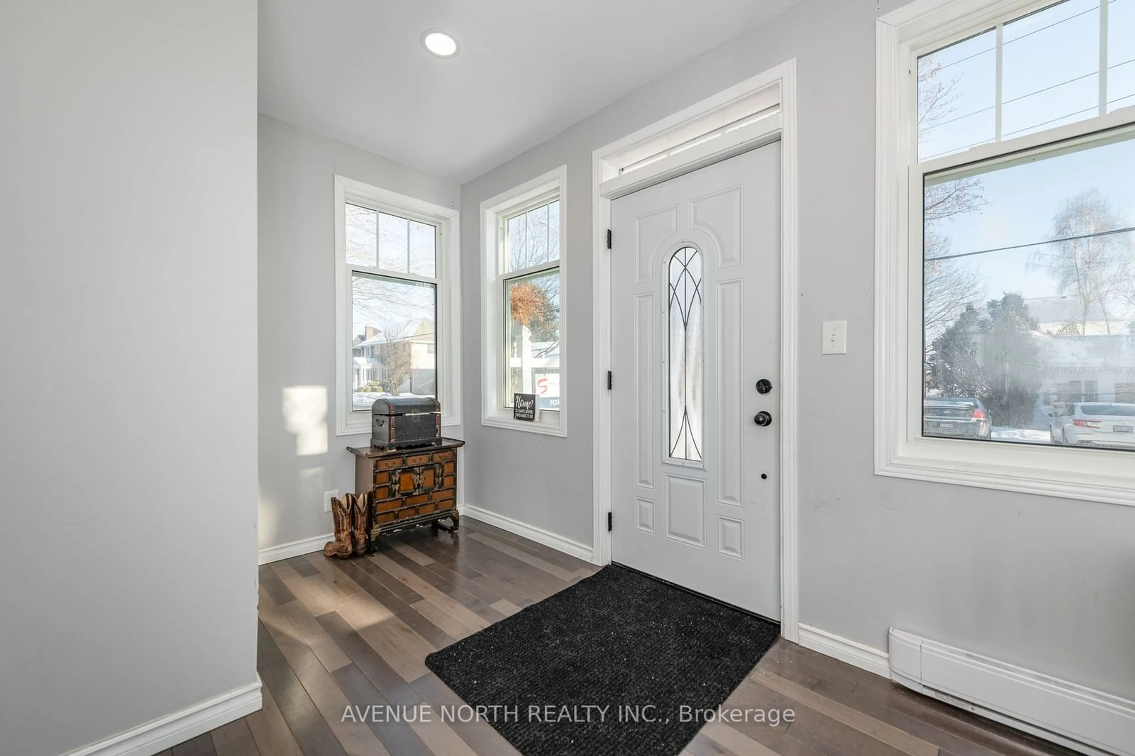 Indoor entryway for 476 James St, Prescott Ontario K0E 1T0