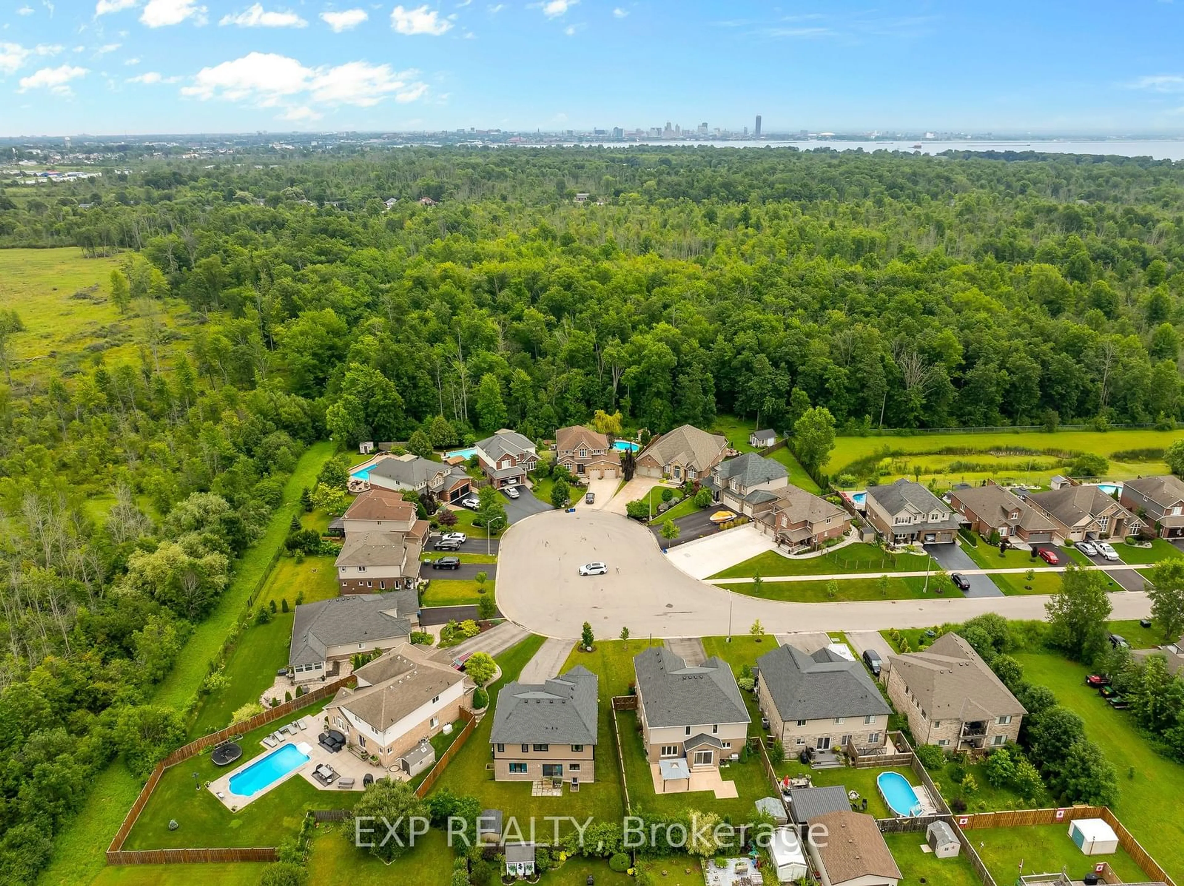 A pic from outside/outdoor area/front of a property/back of a property/a pic from drone, water/lake/river/ocean view for 689 Brian St, Fort Erie Ontario L2A 6W2