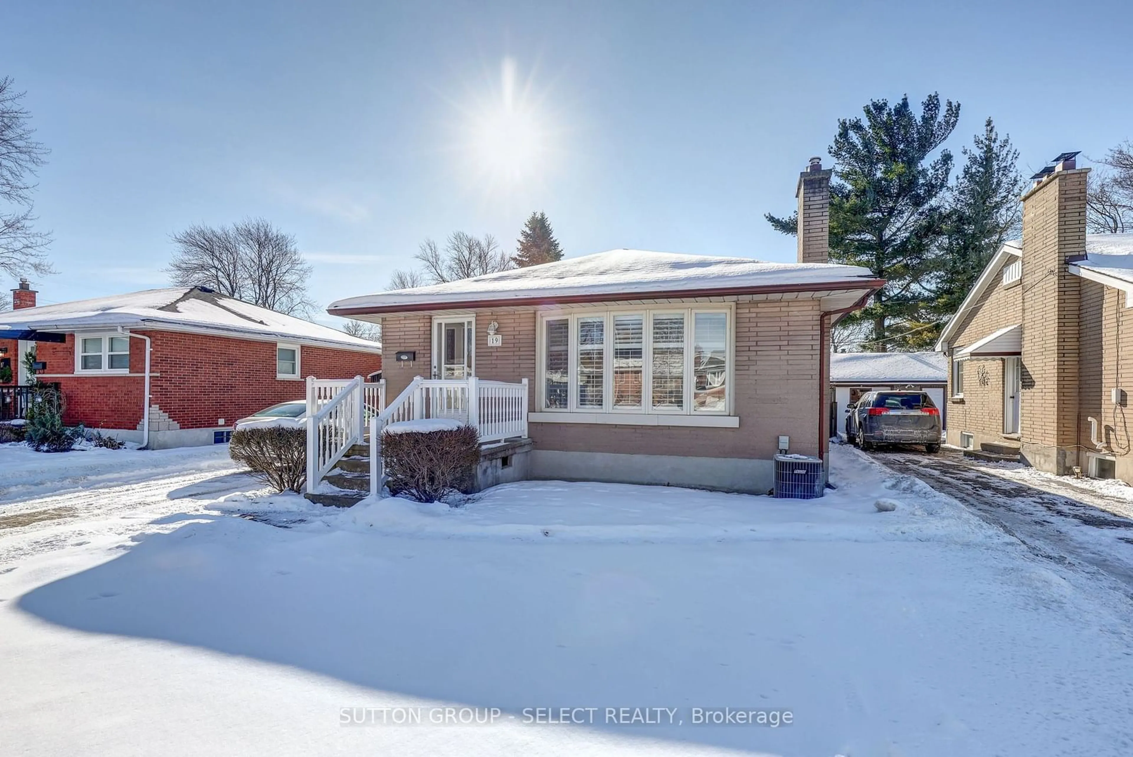 A pic from outside/outdoor area/front of a property/back of a property/a pic from drone, street for 19 JASPER Cres, London Ontario N5W 1J9