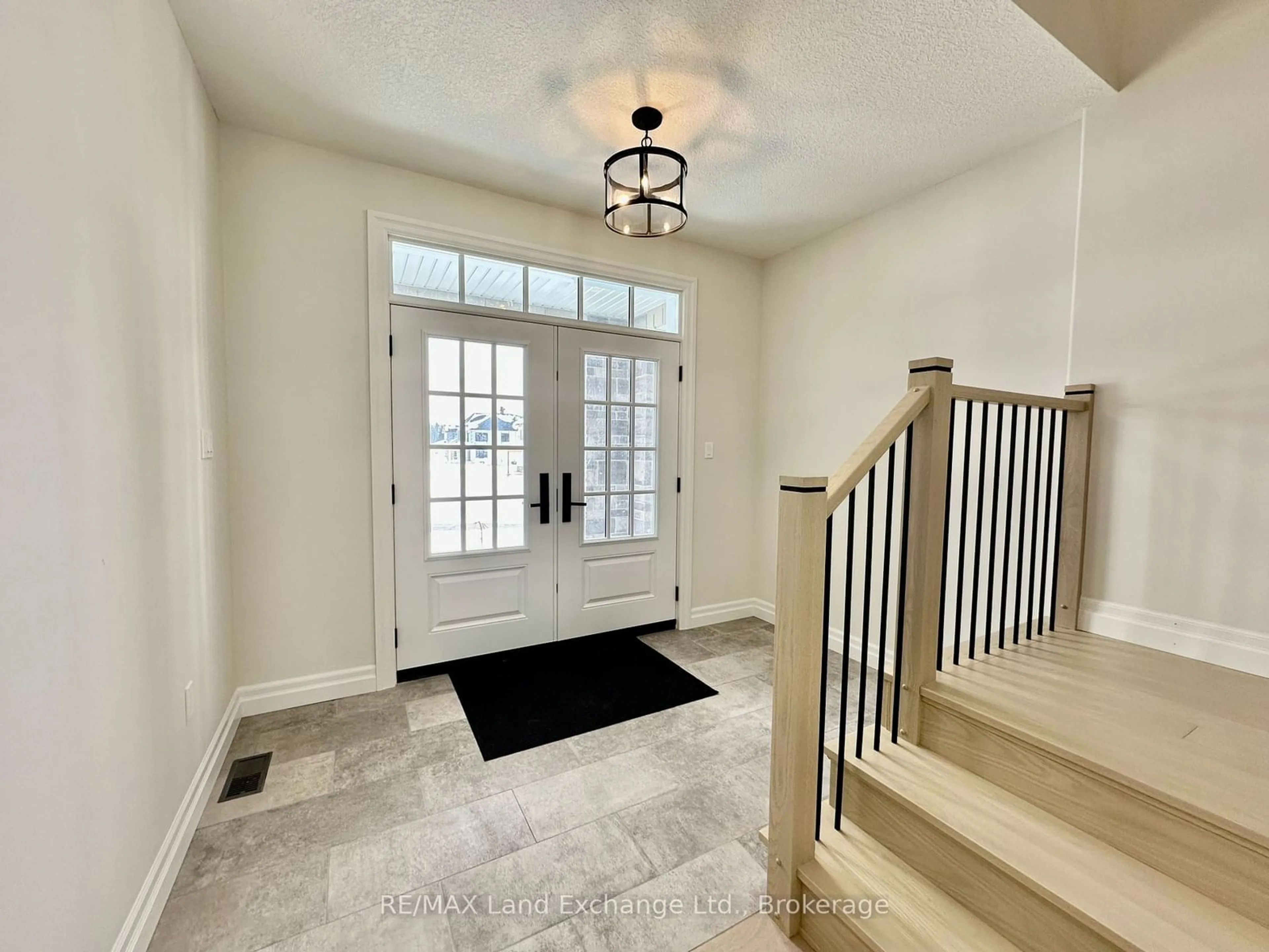 Indoor entryway for 99 INVERNESS St, Kincardine Ontario N2Z 1J4