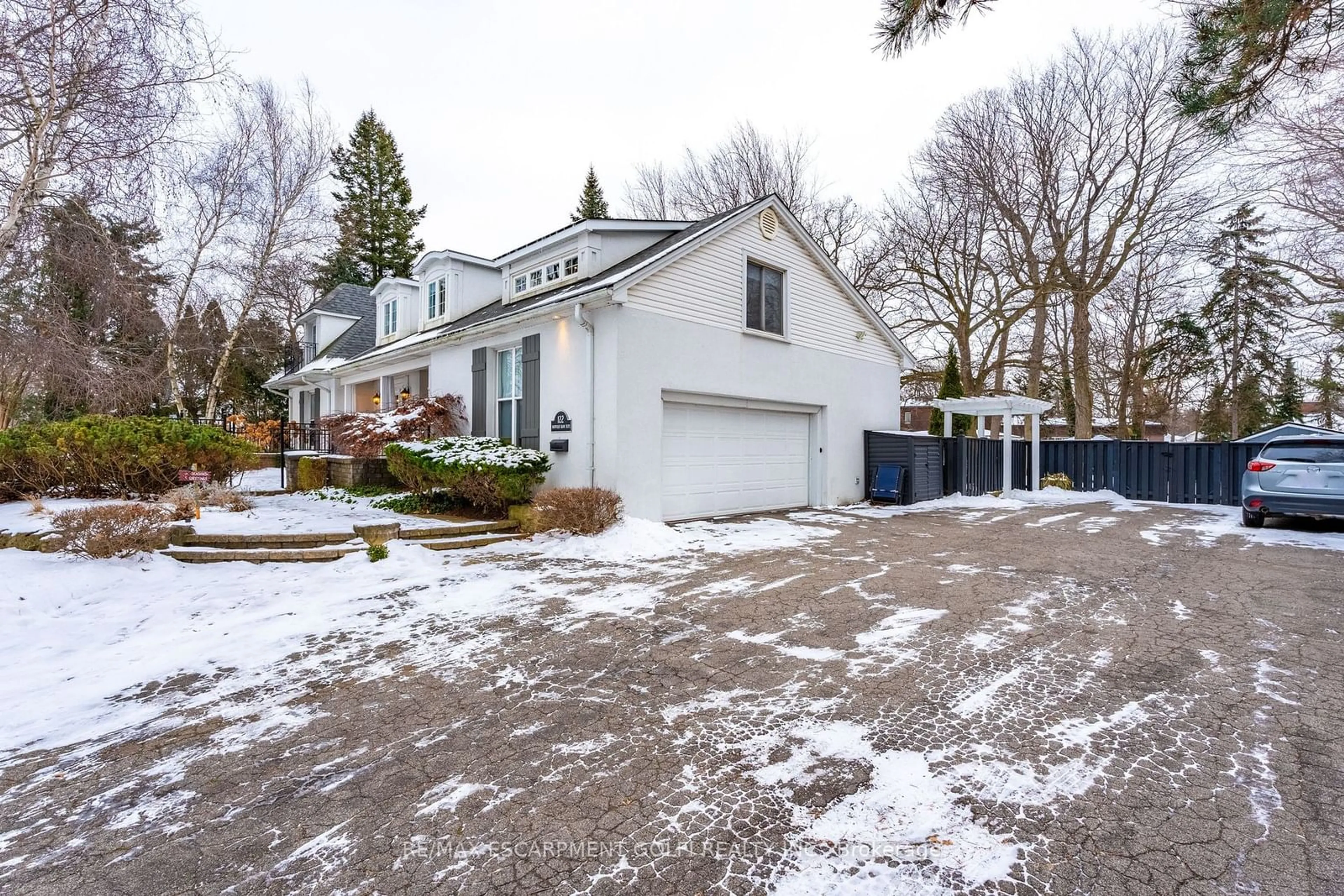 A pic from outside/outdoor area/front of a property/back of a property/a pic from drone, street for 122 MOUNTAIN BROW Blvd, Hamilton Ontario L8T 1A5