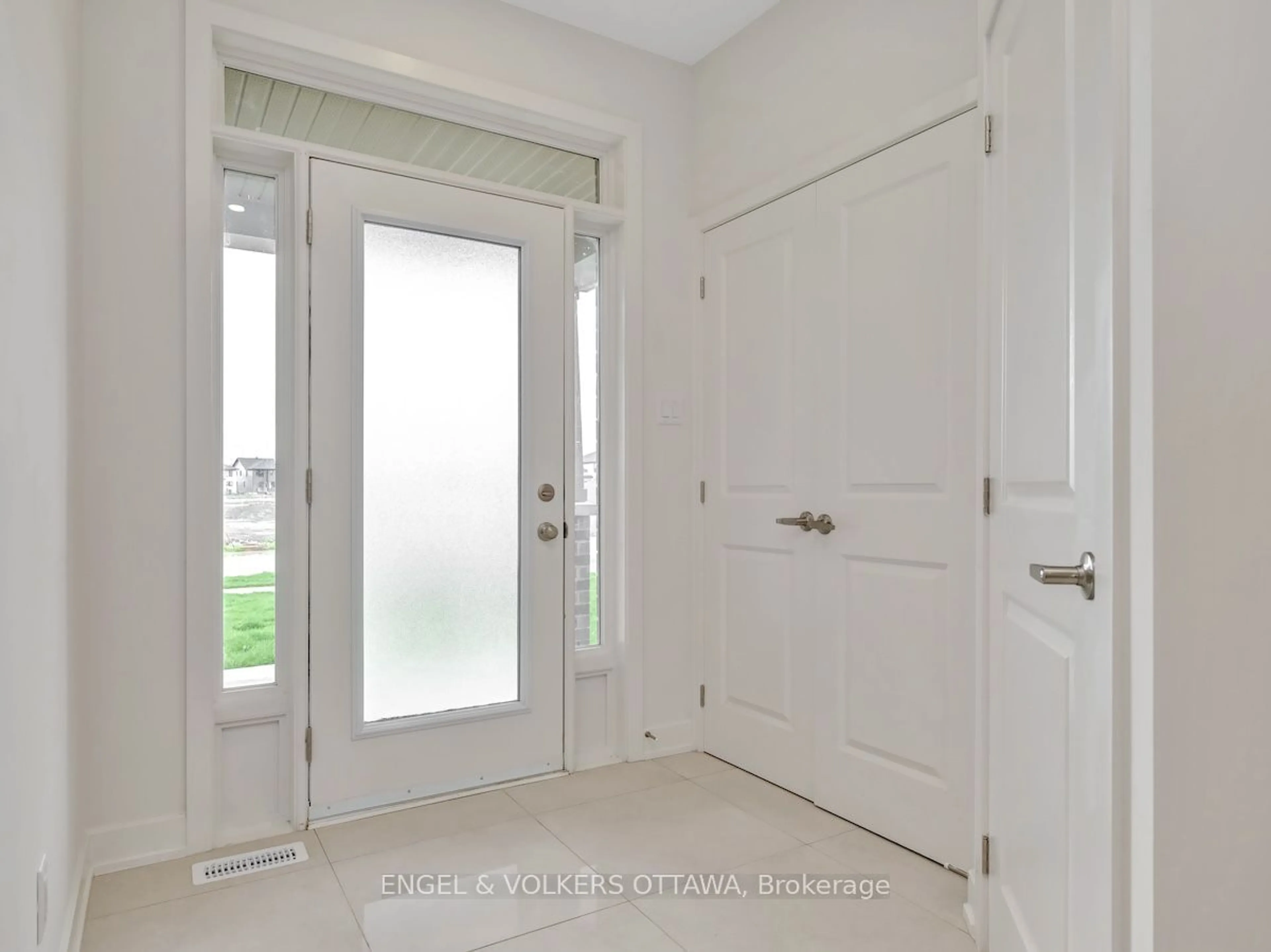 Indoor entryway for 750 Cope Dr, Stittsville - Munster - Richmond Ontario K2S 1B6