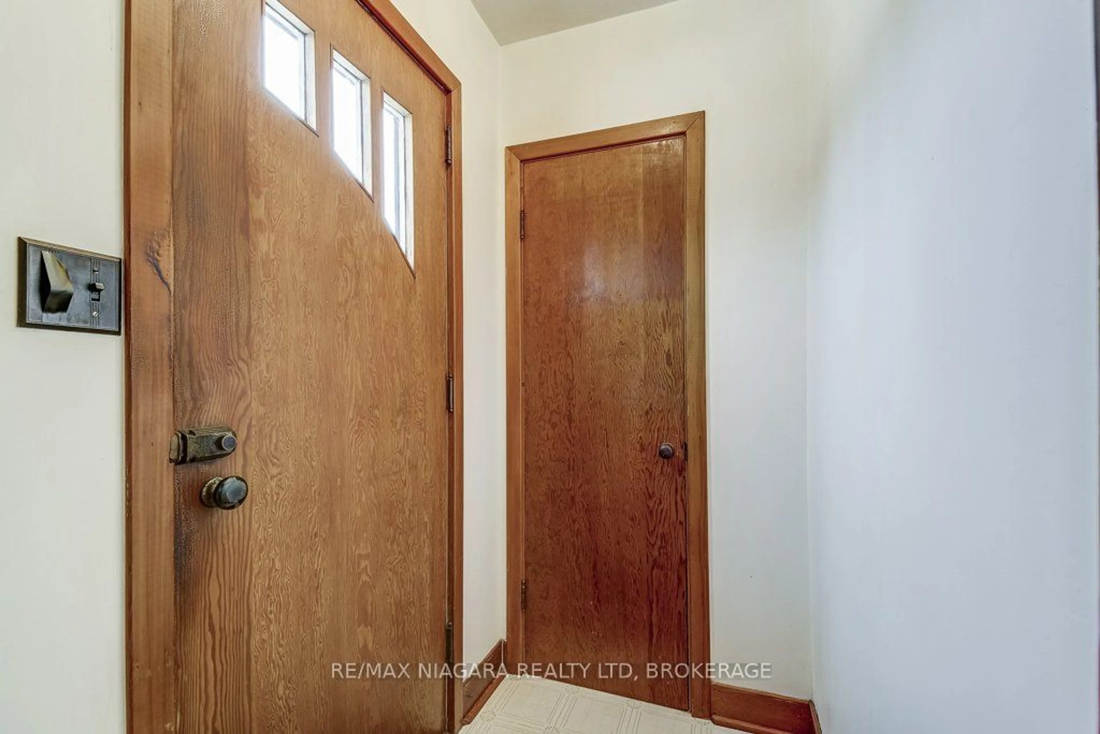 Indoor entryway for 669 Elm St, Port Colborne Ontario L3K 4P9