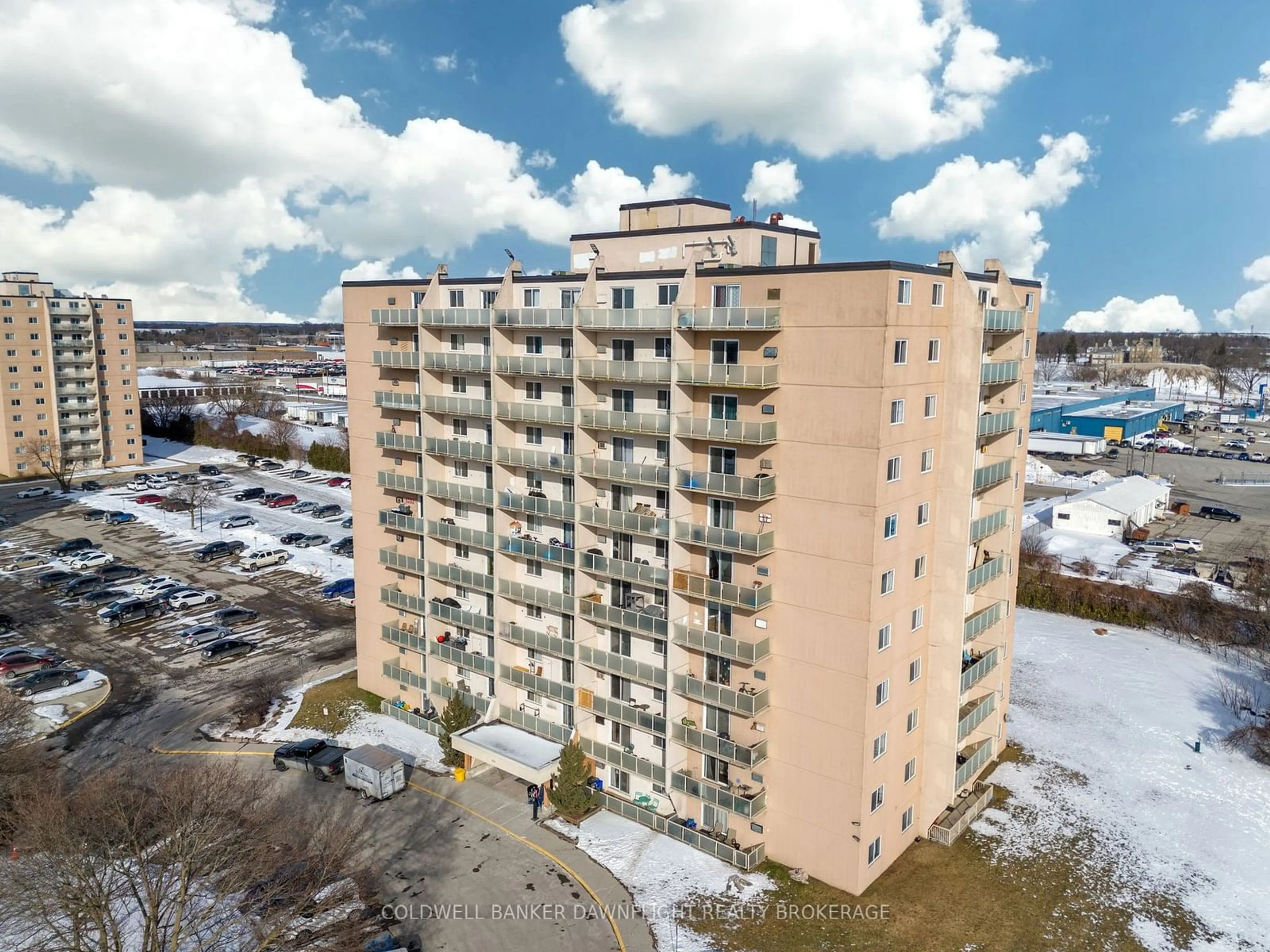 A pic from outside/outdoor area/front of a property/back of a property/a pic from drone, building for 573 MORNINGTON Ave #101, London Ontario N5Y 4T9