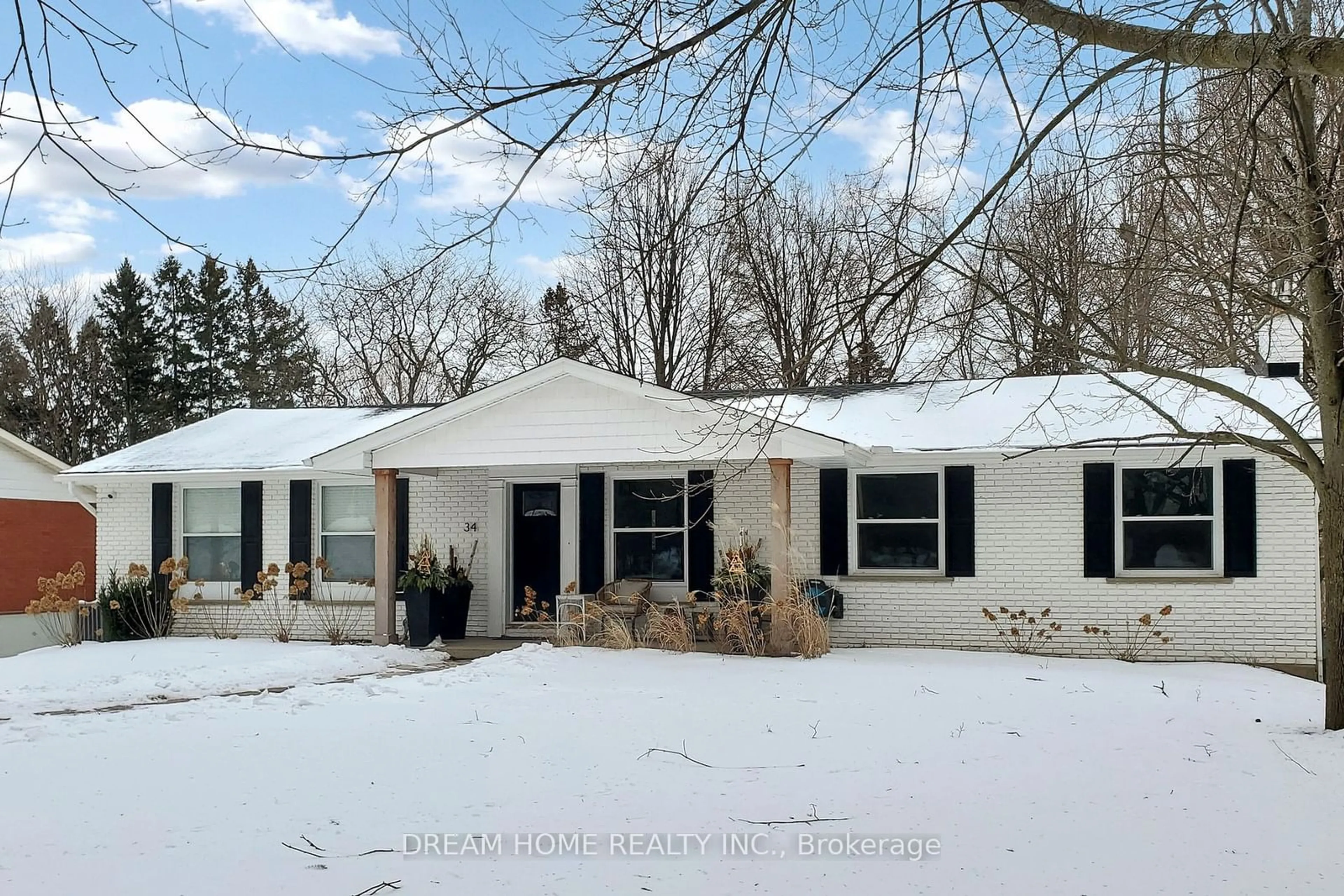 Home with vinyl exterior material, street for 34 Pancake Lane, Pelham Ontario L0S 1E2