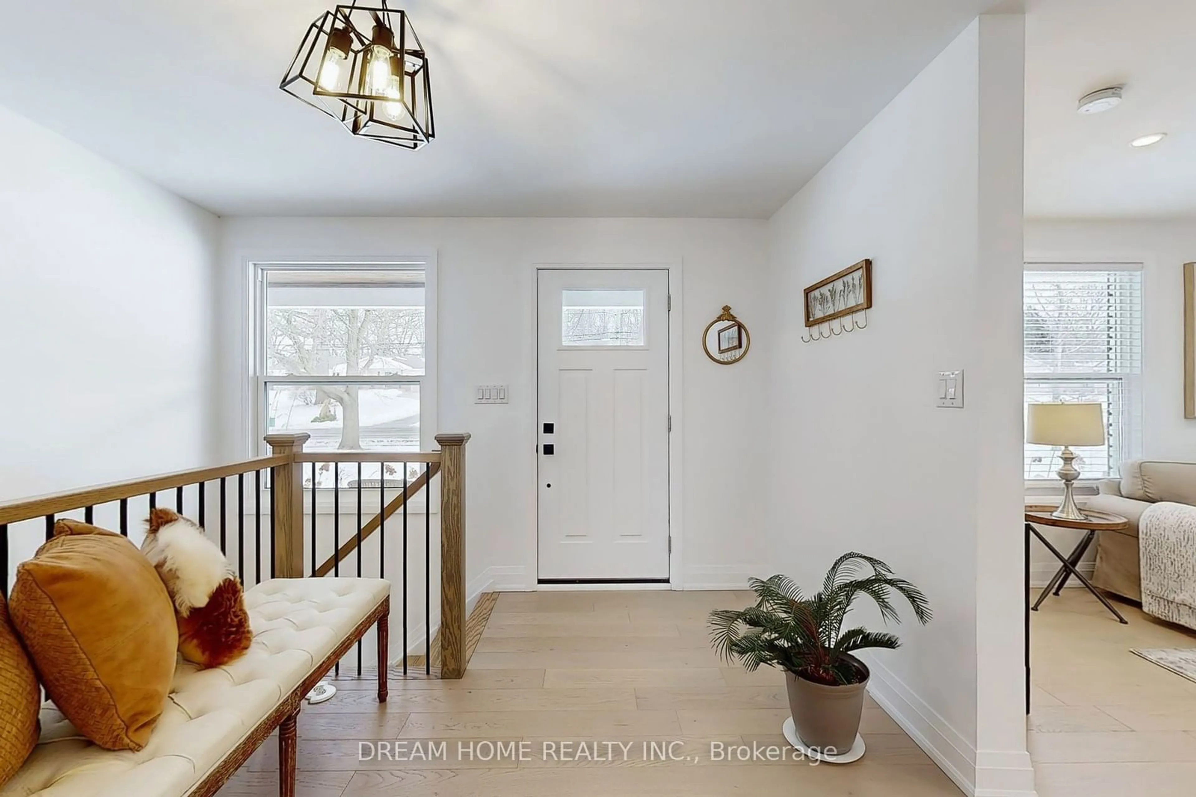 Indoor entryway for 34 Pancake Lane, Pelham Ontario L0S 1E2