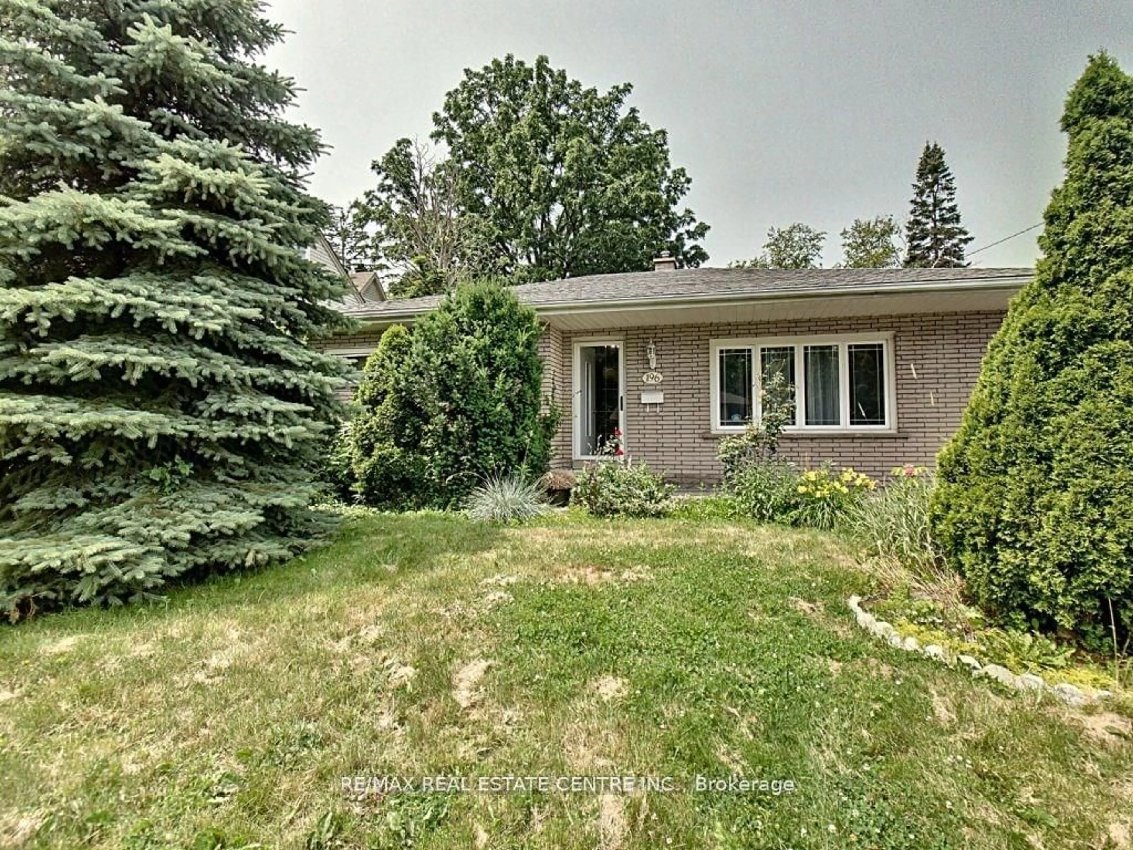 A pic from outside/outdoor area/front of a property/back of a property/a pic from drone, street for 196 Rifle Range Rd, Hamilton Ontario L8S 3B9