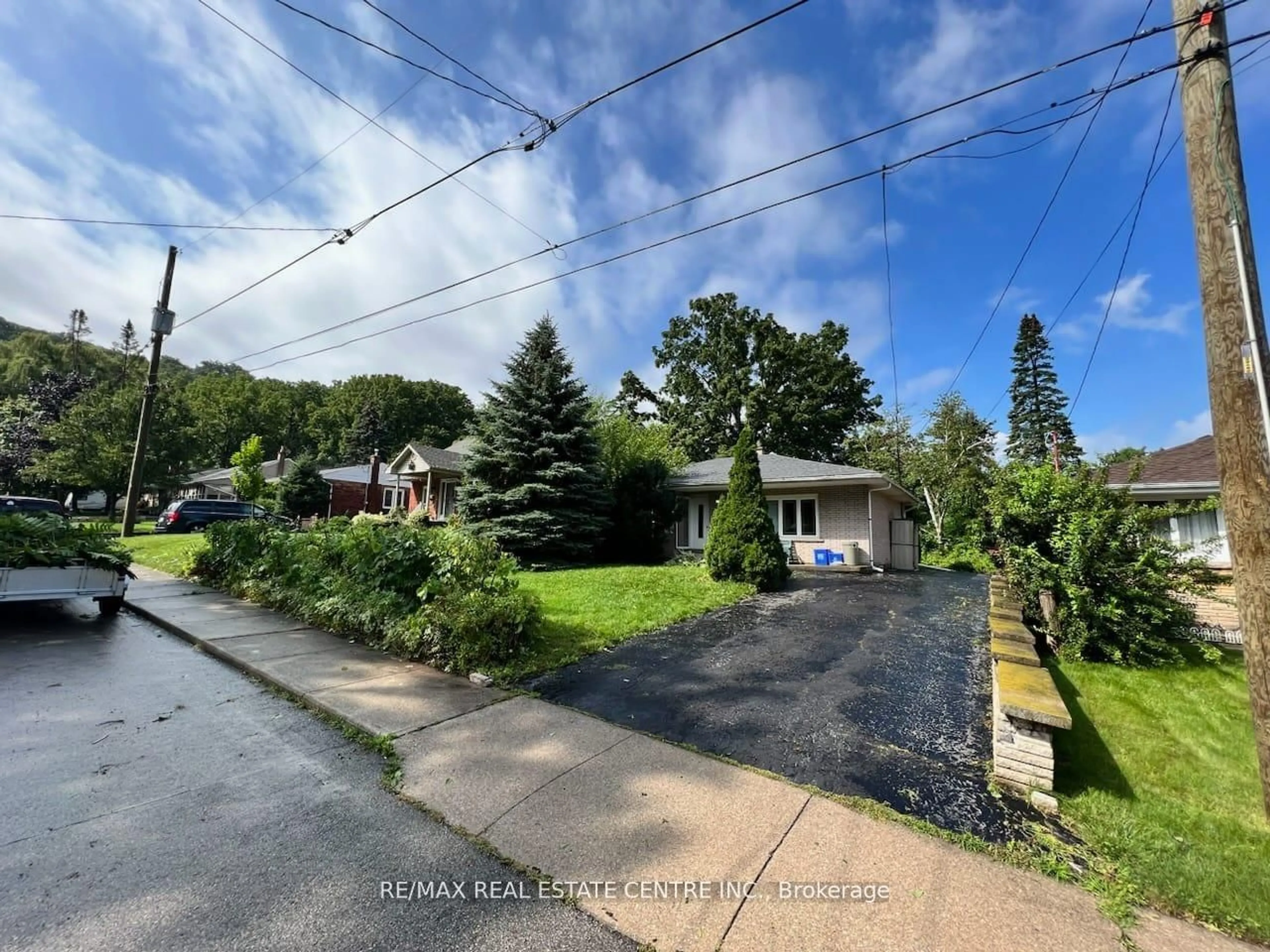 A pic from outside/outdoor area/front of a property/back of a property/a pic from drone, street for 196 Rifle Range Rd, Hamilton Ontario L8S 3B9