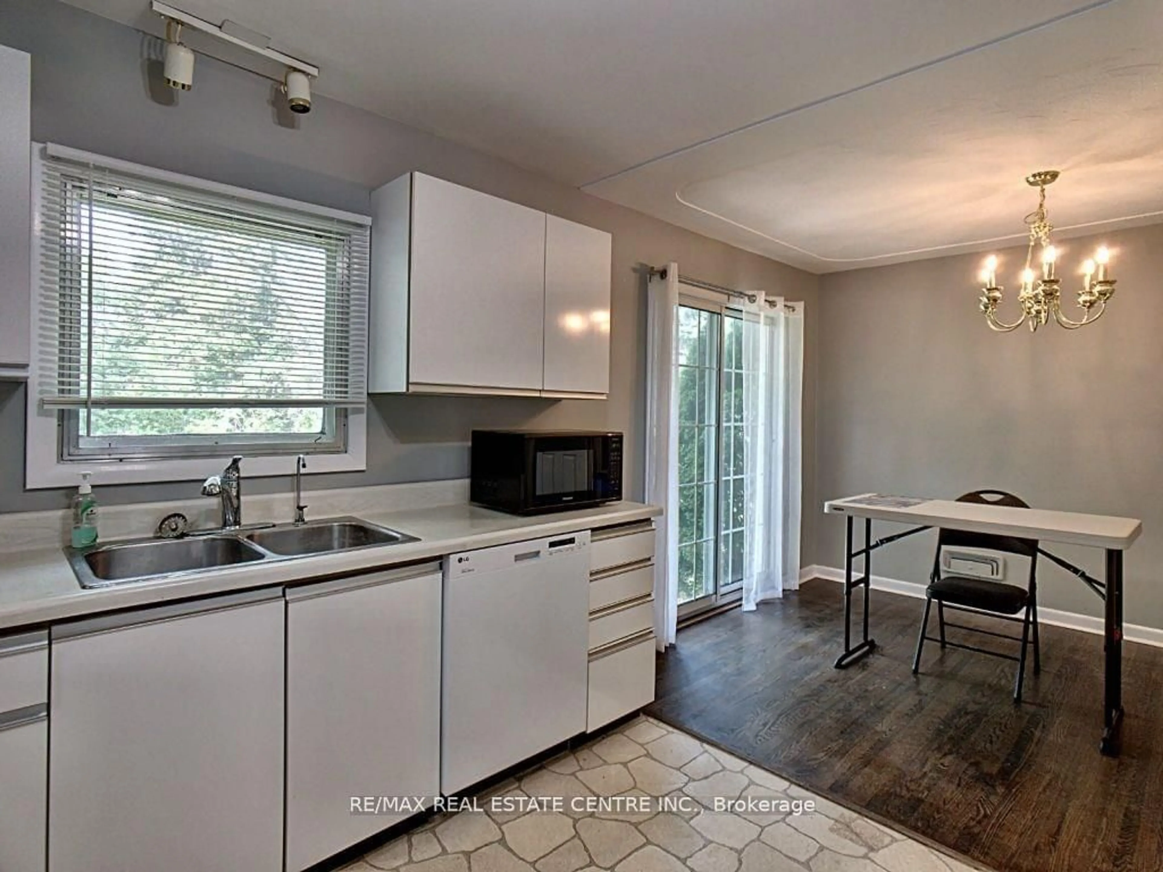 Standard kitchen, unknown for 196 Rifle Range Rd, Hamilton Ontario L8S 3B9