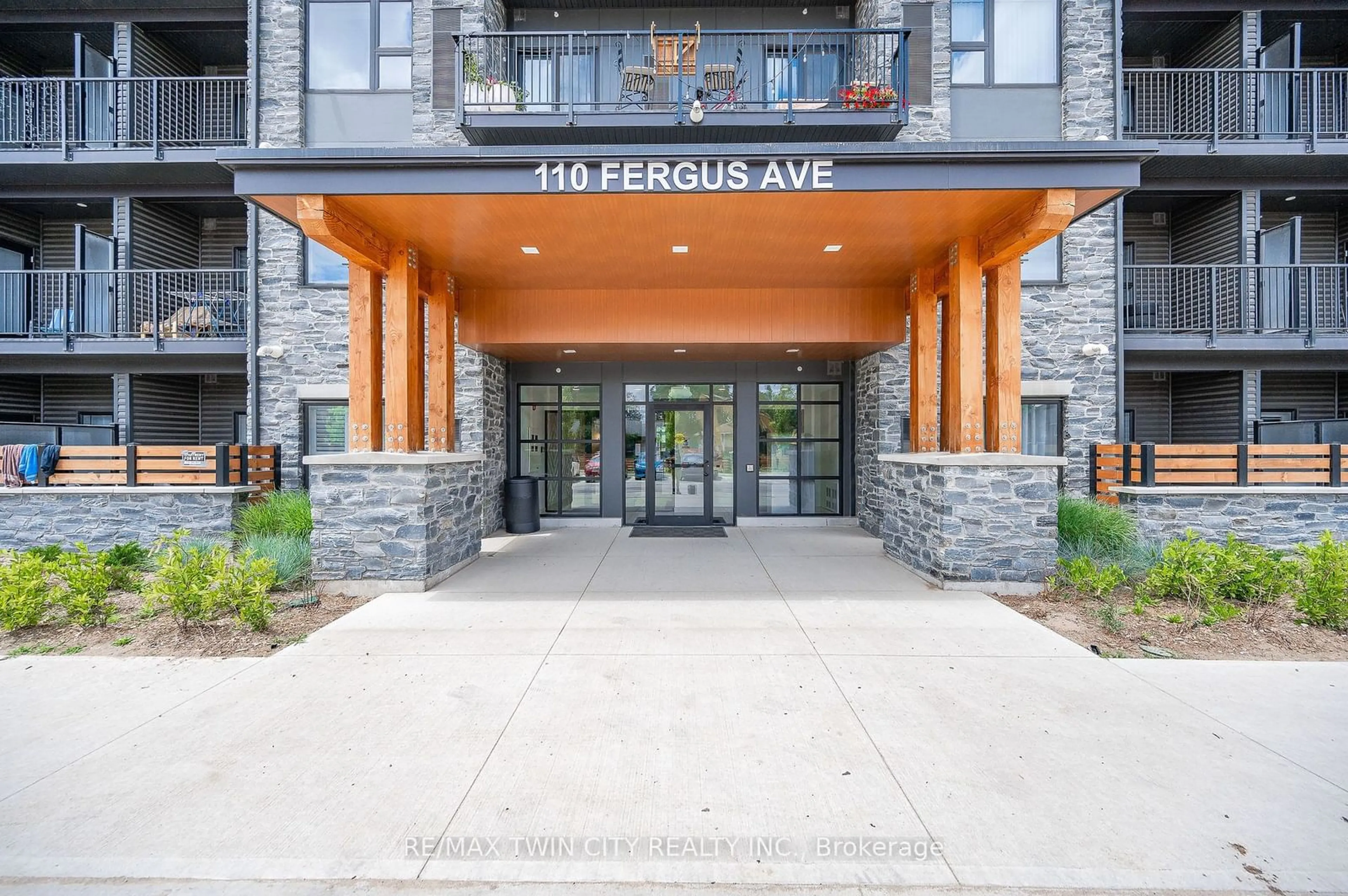 Indoor foyer for 110 Fergus Ave #110, Kitchener Ontario N2A 2H2