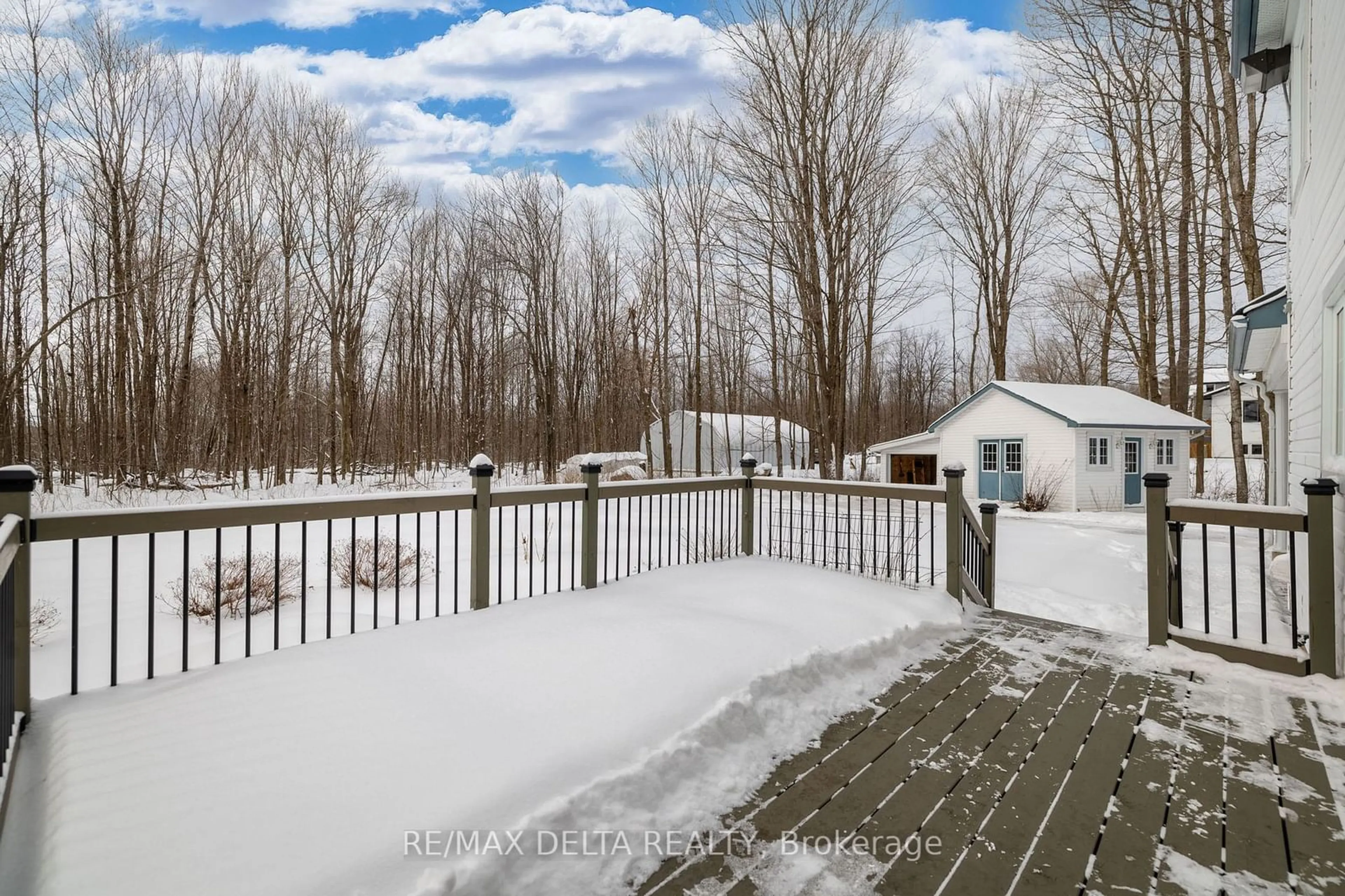 A pic from outside/outdoor area/front of a property/back of a property/a pic from drone, water/lake/river/ocean view for 286 Charbonneau St, Clarence-Rockland Ontario K4K 1K7