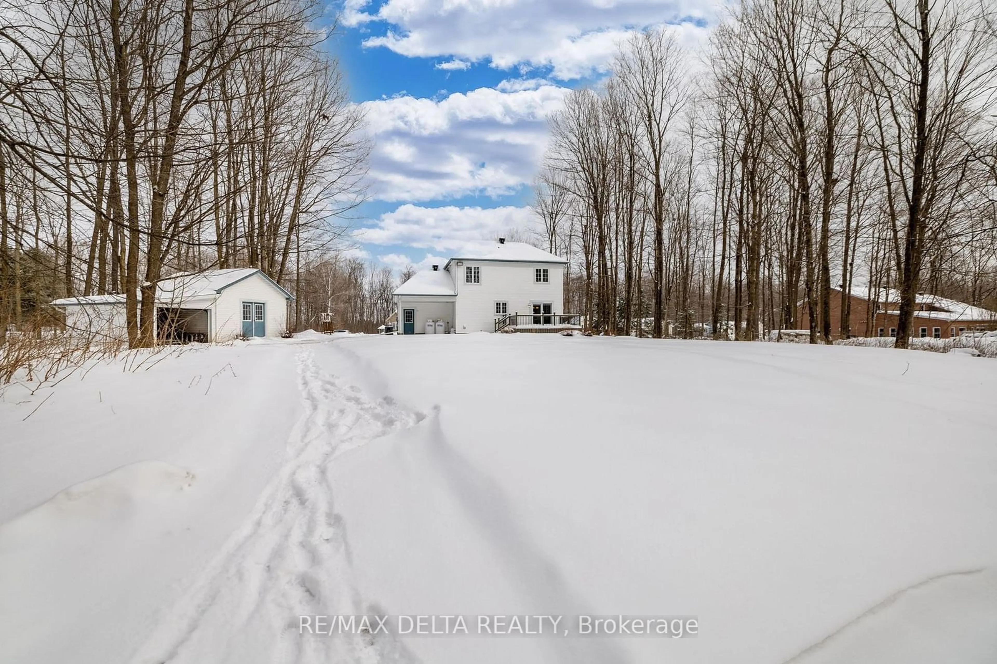 A pic from outside/outdoor area/front of a property/back of a property/a pic from drone, unknown for 286 Charbonneau St, Clarence-Rockland Ontario K4K 1K7