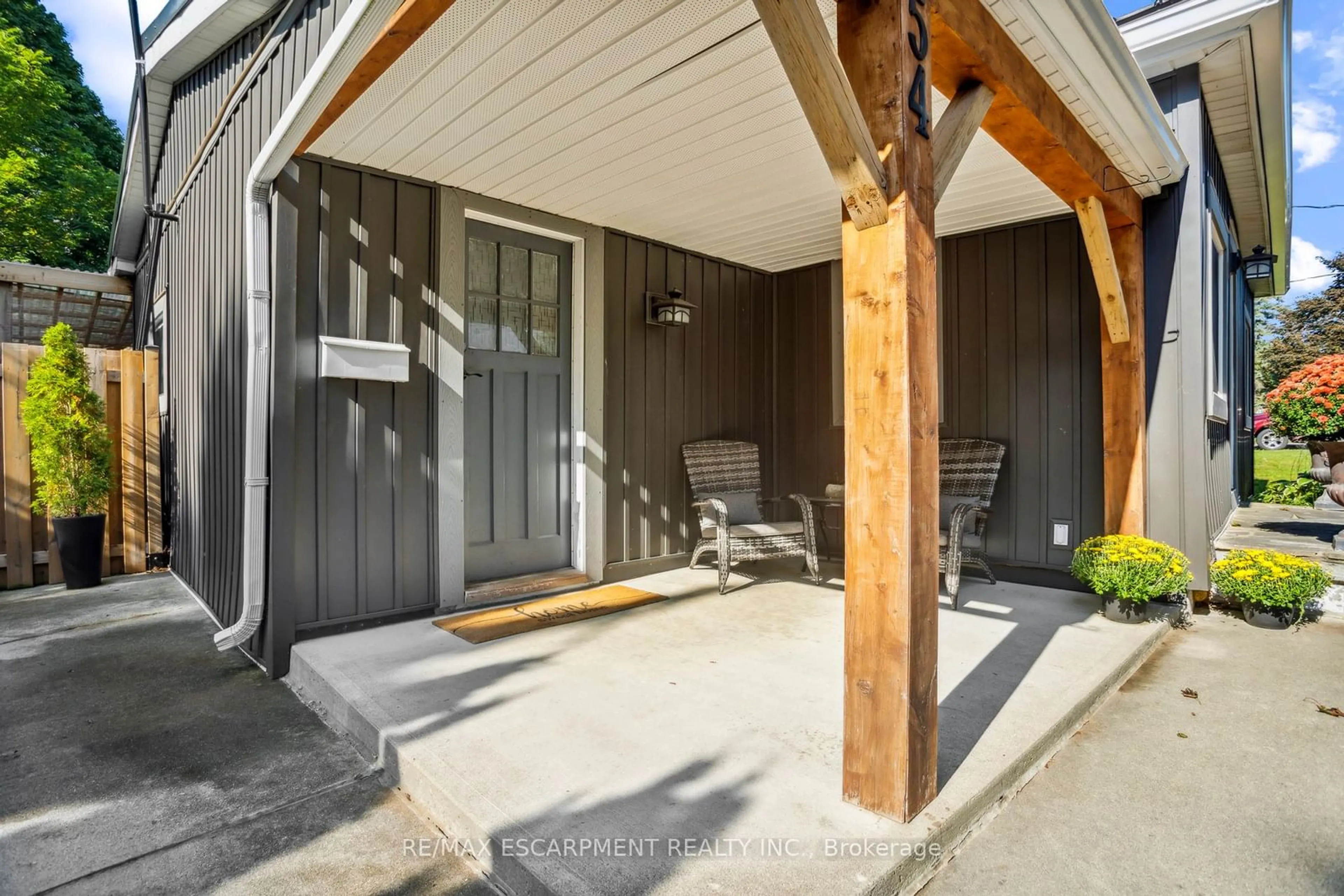 Indoor entryway for 254 Harris St, Ingersoll Ontario N5C 1Y6