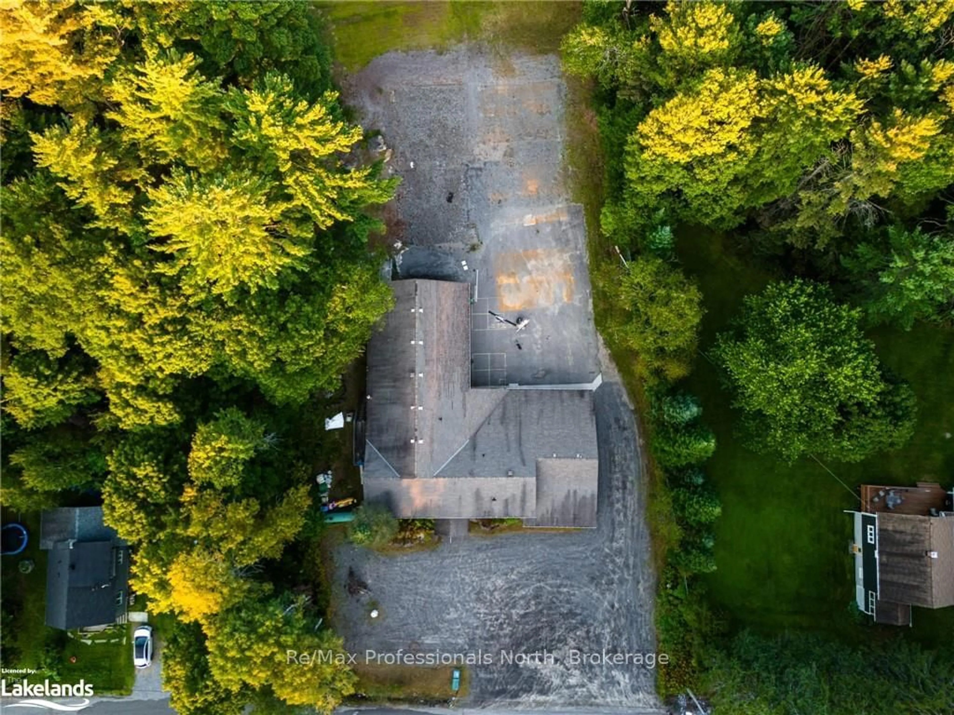 A pic from outside/outdoor area/front of a property/back of a property/a pic from drone, building for 2483 OLD MUSKOKA Rd, Huntsville Ontario P0B 1M0