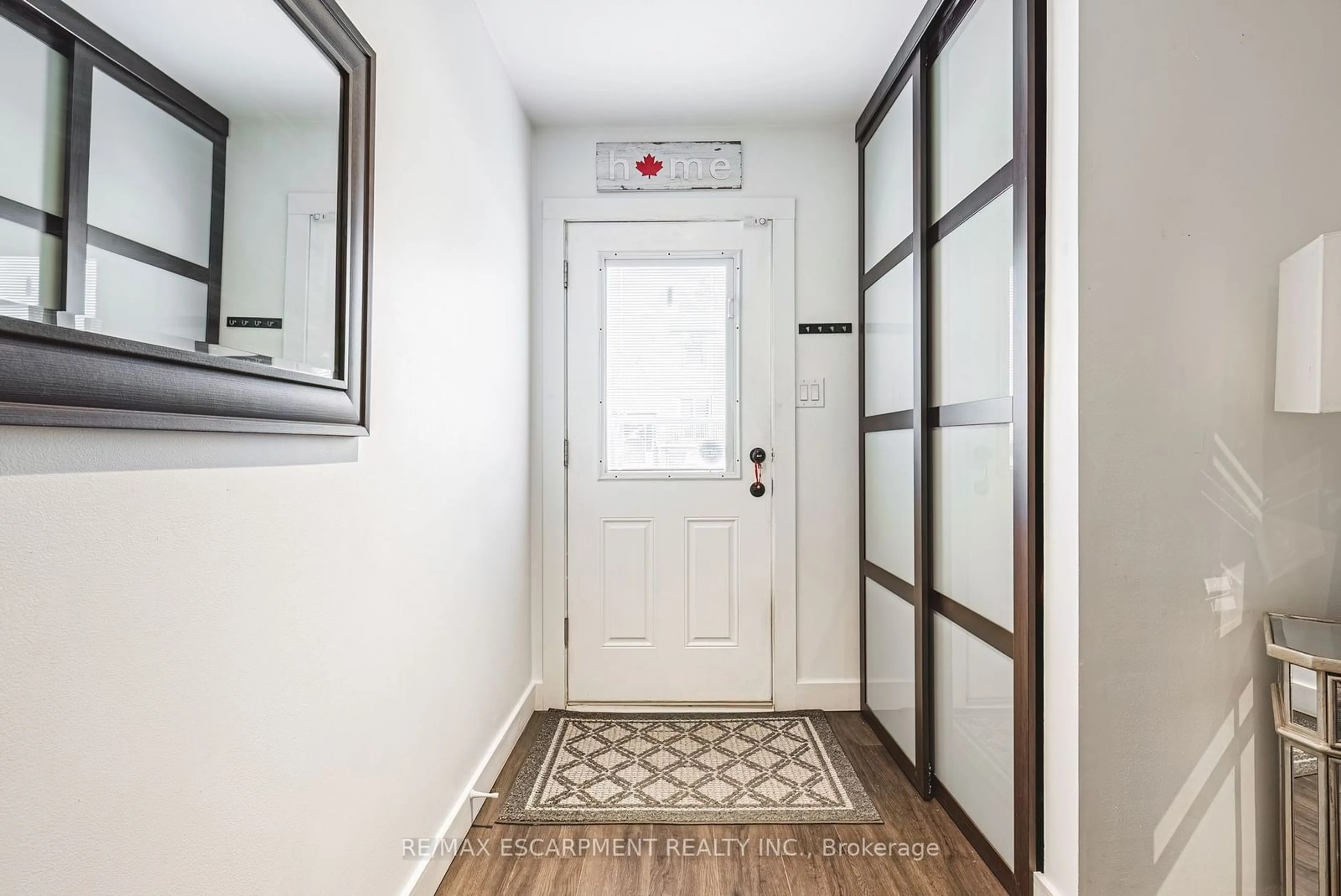 Indoor entryway for 1155 Paramount Dr #26, Hamilton Ontario L8J 1P6