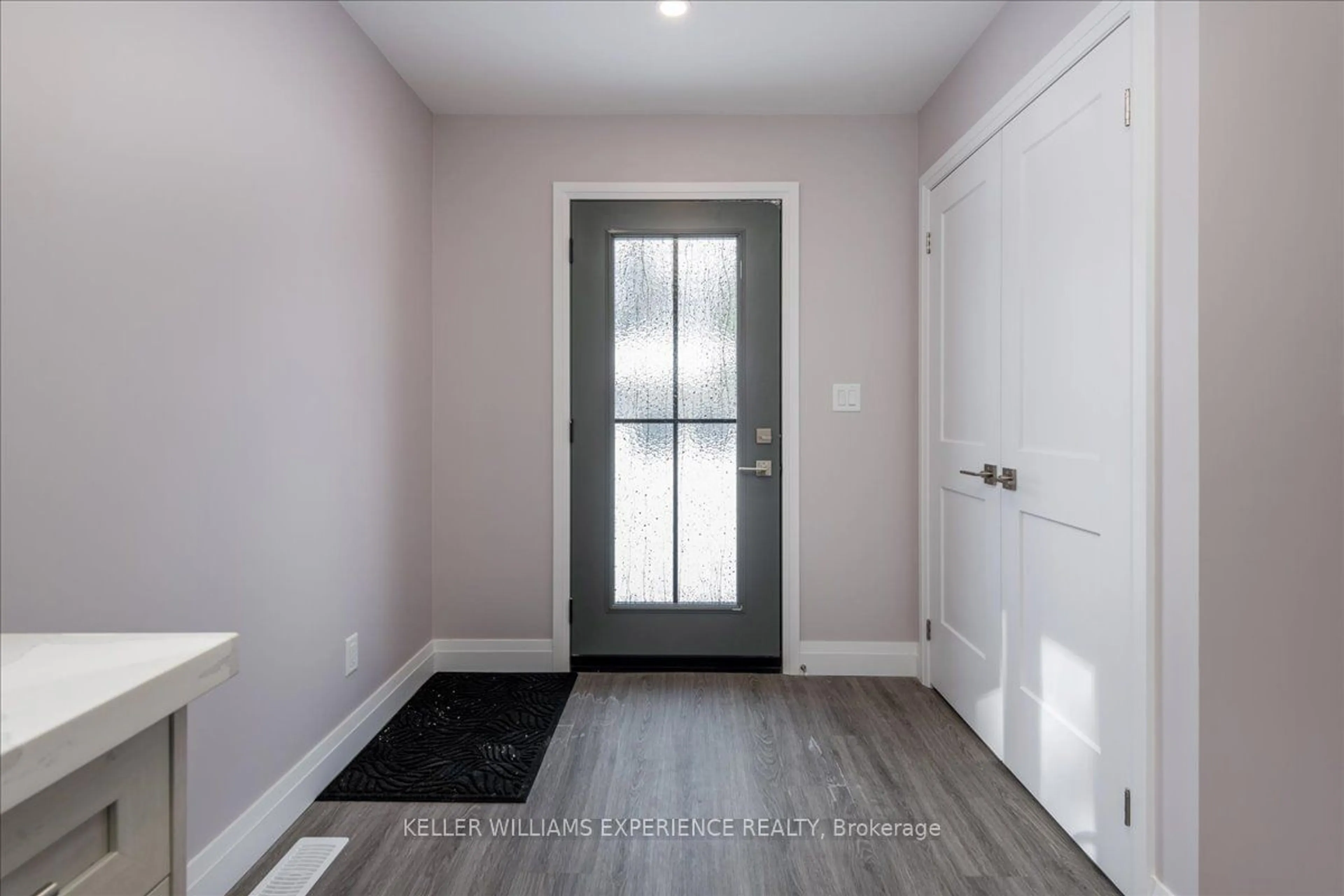 Indoor entryway for 141 Pine St, Gravenhurst Ontario P1P 1B1