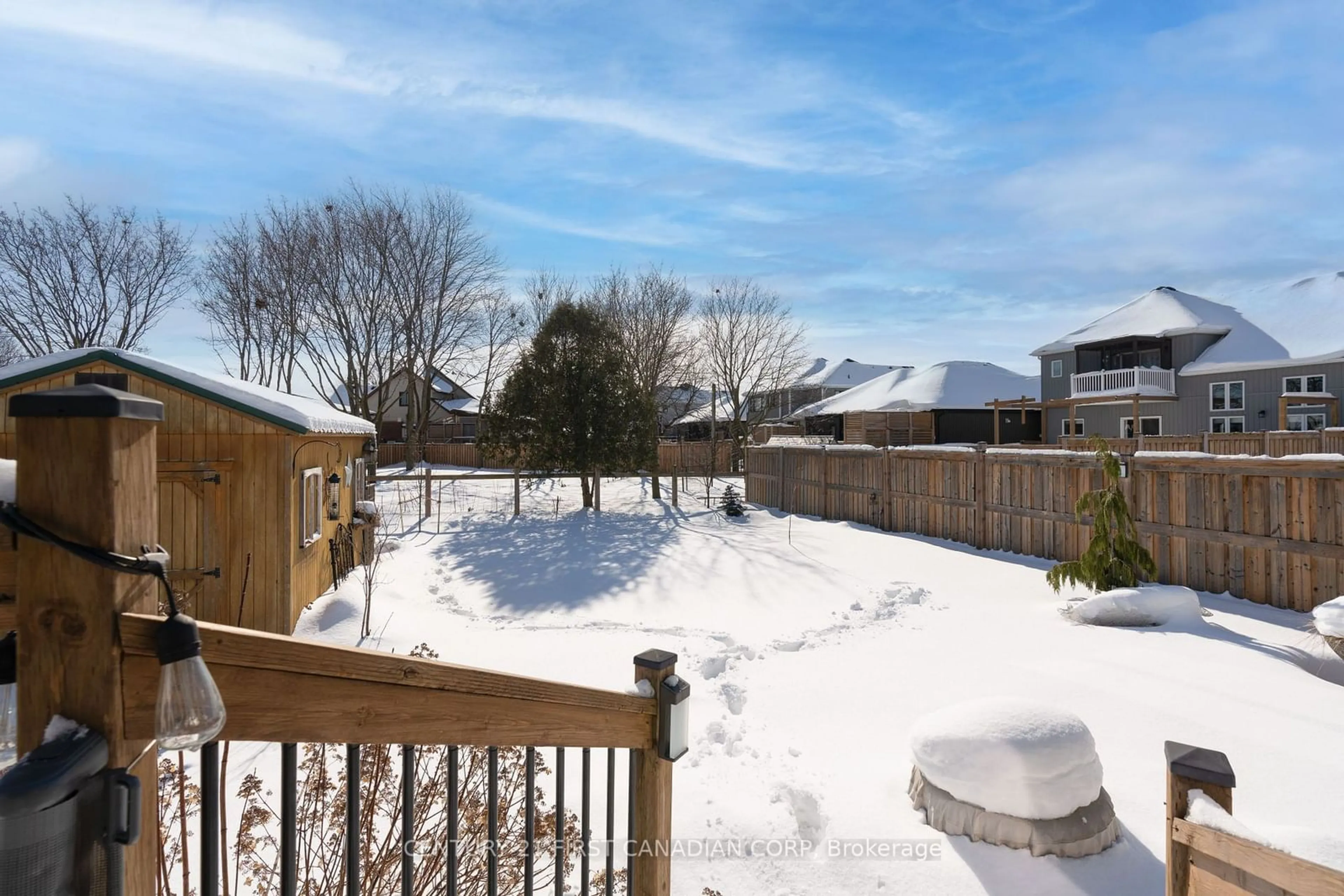 A pic from outside/outdoor area/front of a property/back of a property/a pic from drone, unknown for 26 Hardy Crt, Lucan Biddulph Ontario N0M 2J0