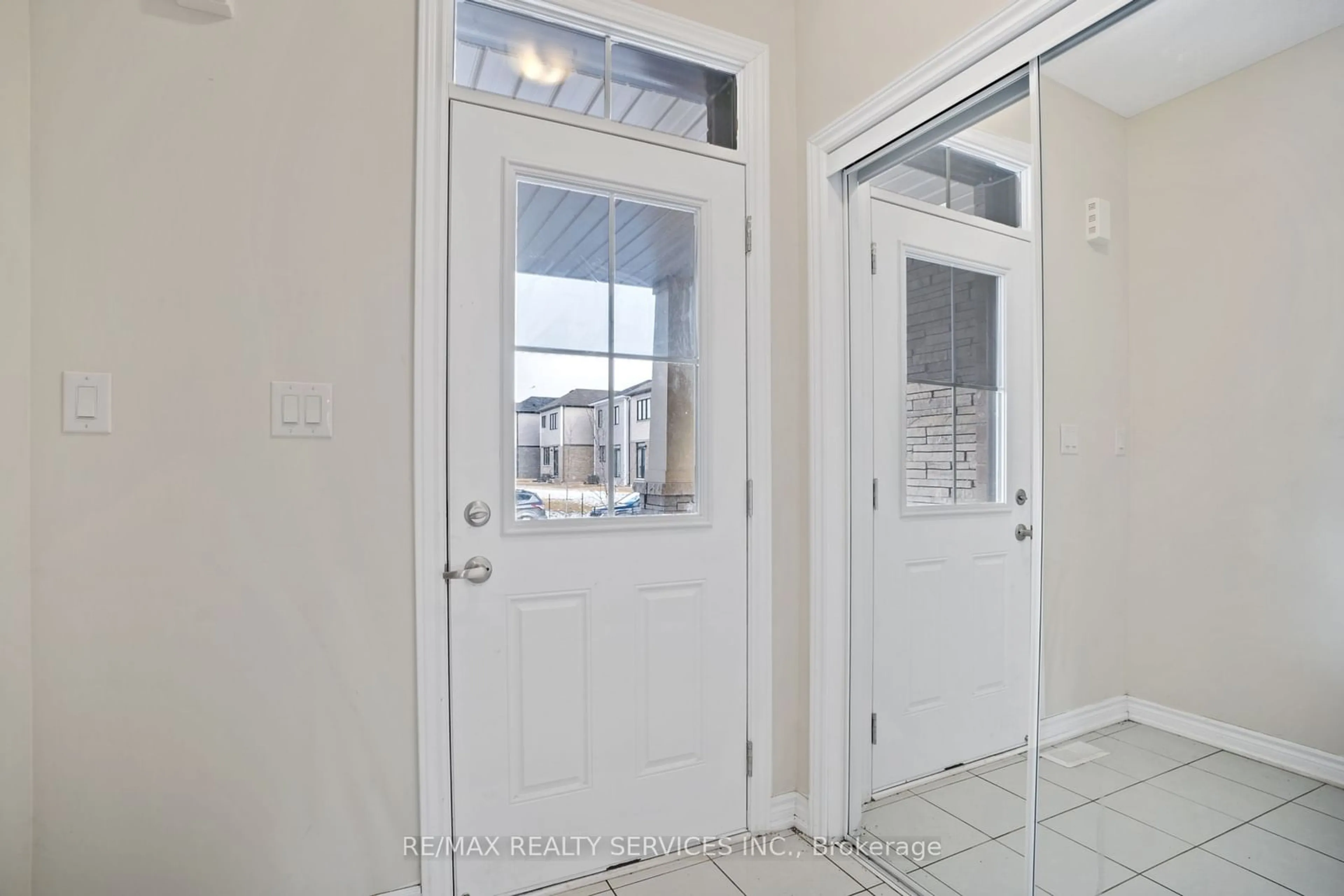 Indoor entryway for 405 Vanilla Tr, Thorold Ontario L2E 6S4