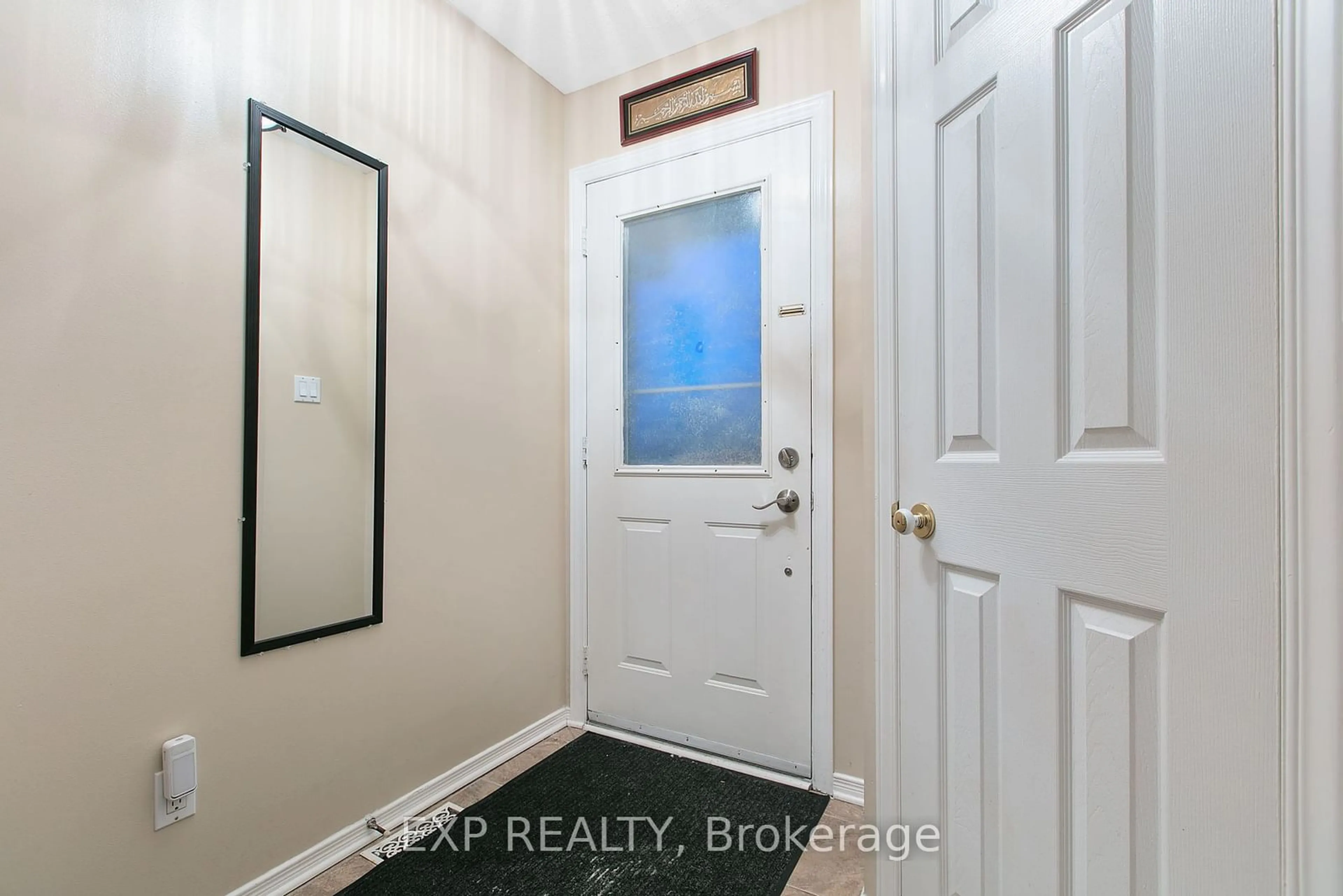 Indoor entryway for 122 Markland Cres, Barrhaven Ontario K2G 5Z7