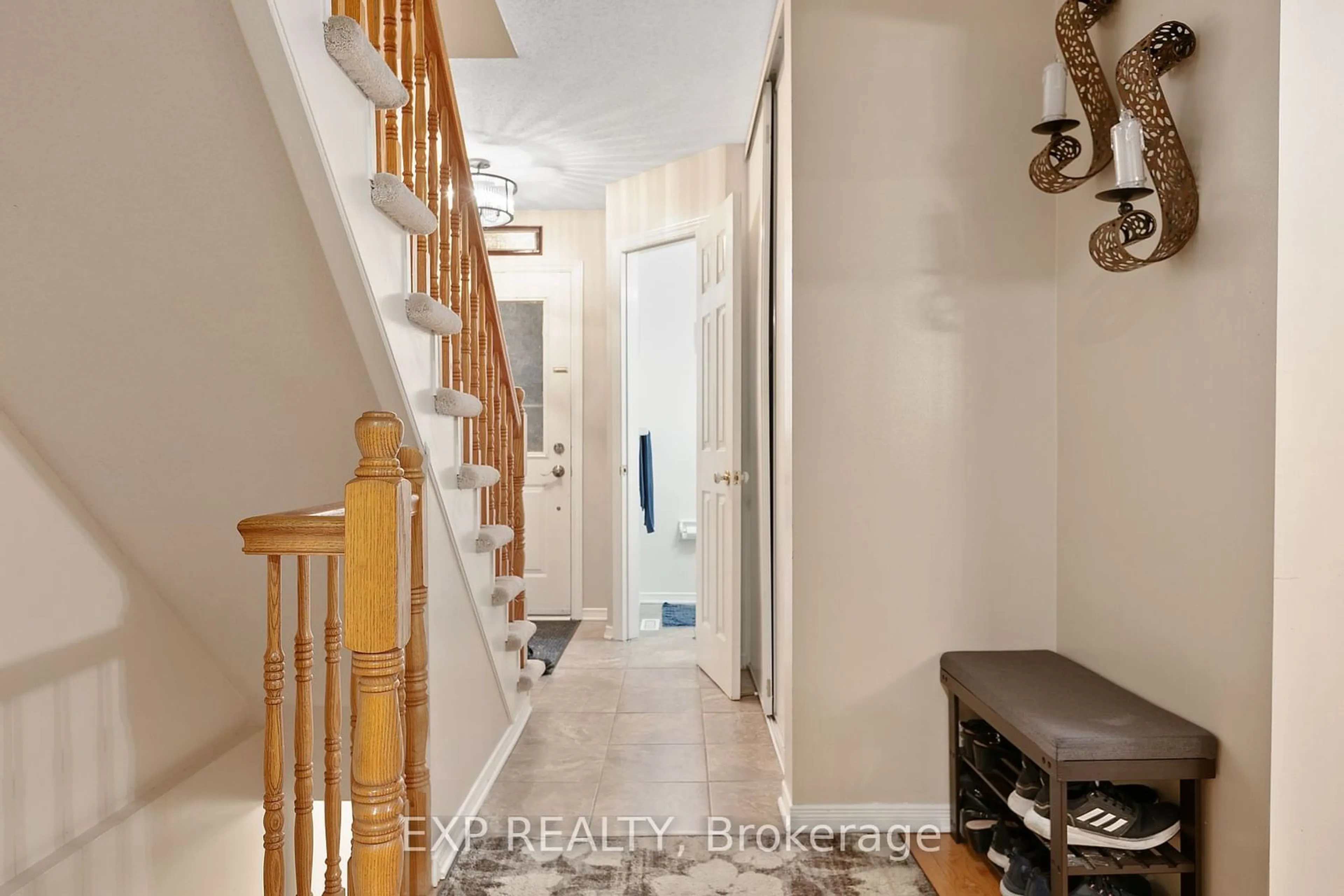 Indoor entryway for 122 Markland Cres, Barrhaven Ontario K2G 5Z7