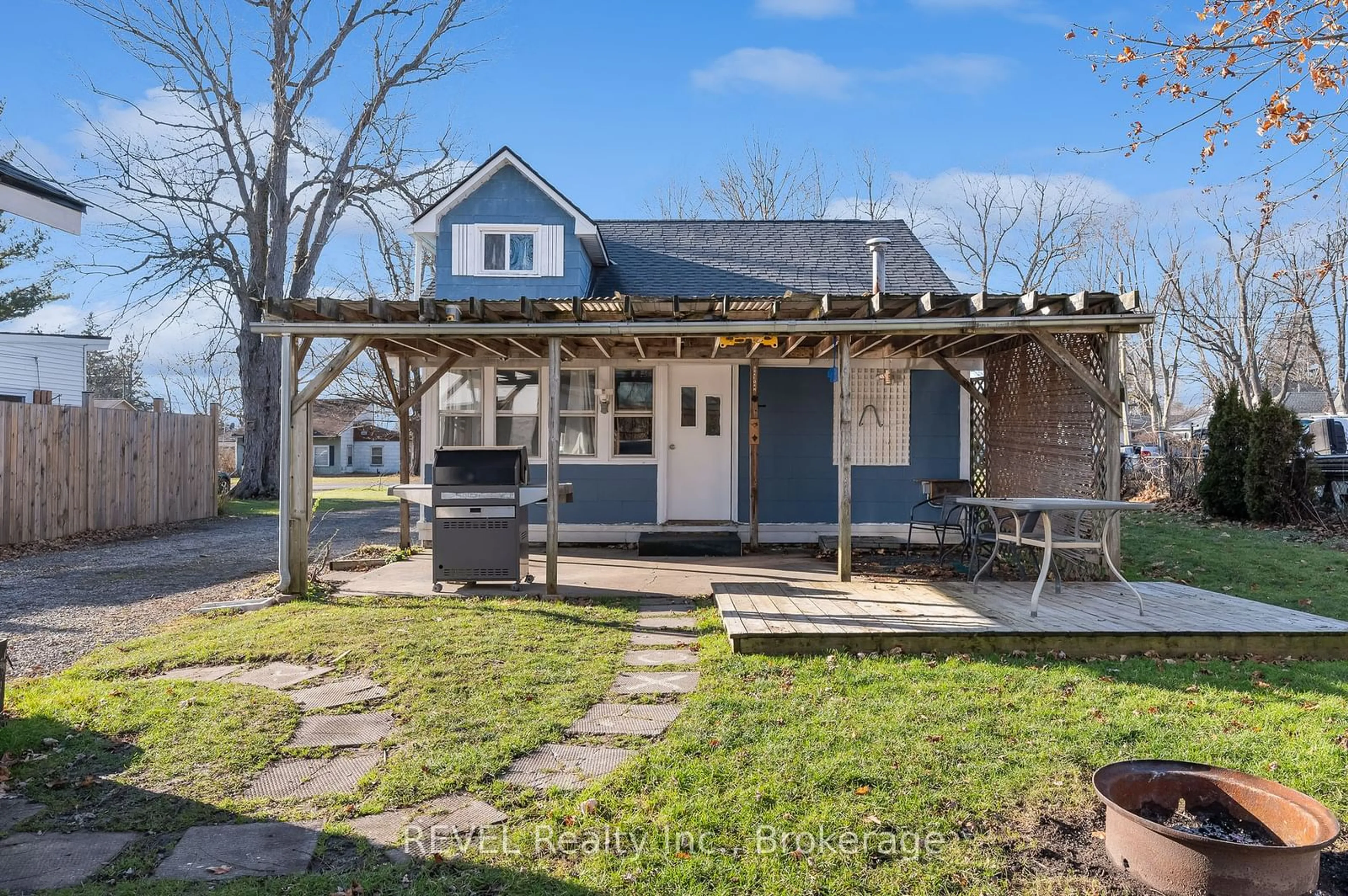 A pic from outside/outdoor area/front of a property/back of a property/a pic from drone, street for 200 Crystal Plaza Rd, Fort Erie Ontario L0S 1B0