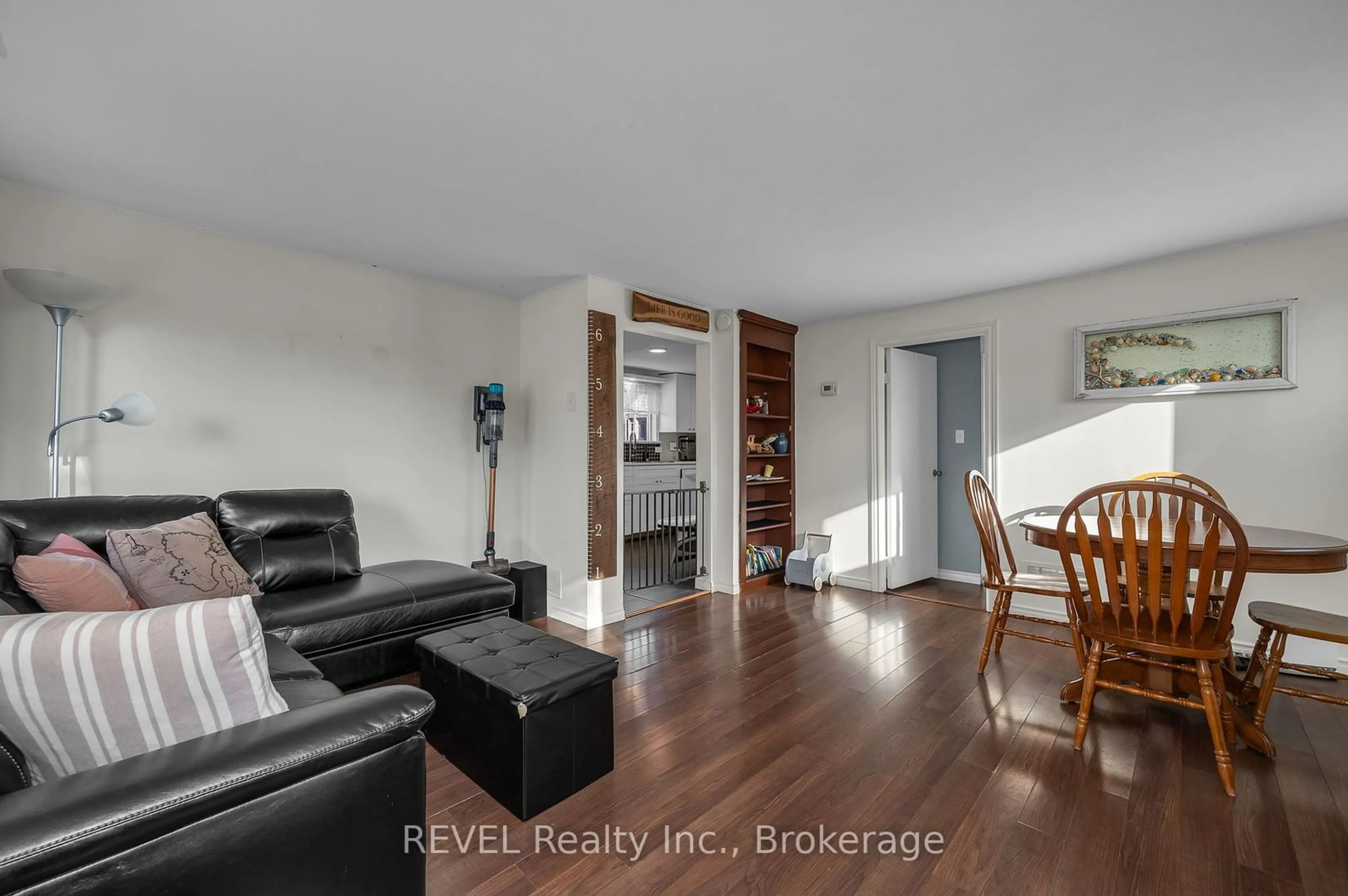 Living room with furniture, wood/laminate floor for 200 Crystal Plaza Rd, Fort Erie Ontario L0S 1B0