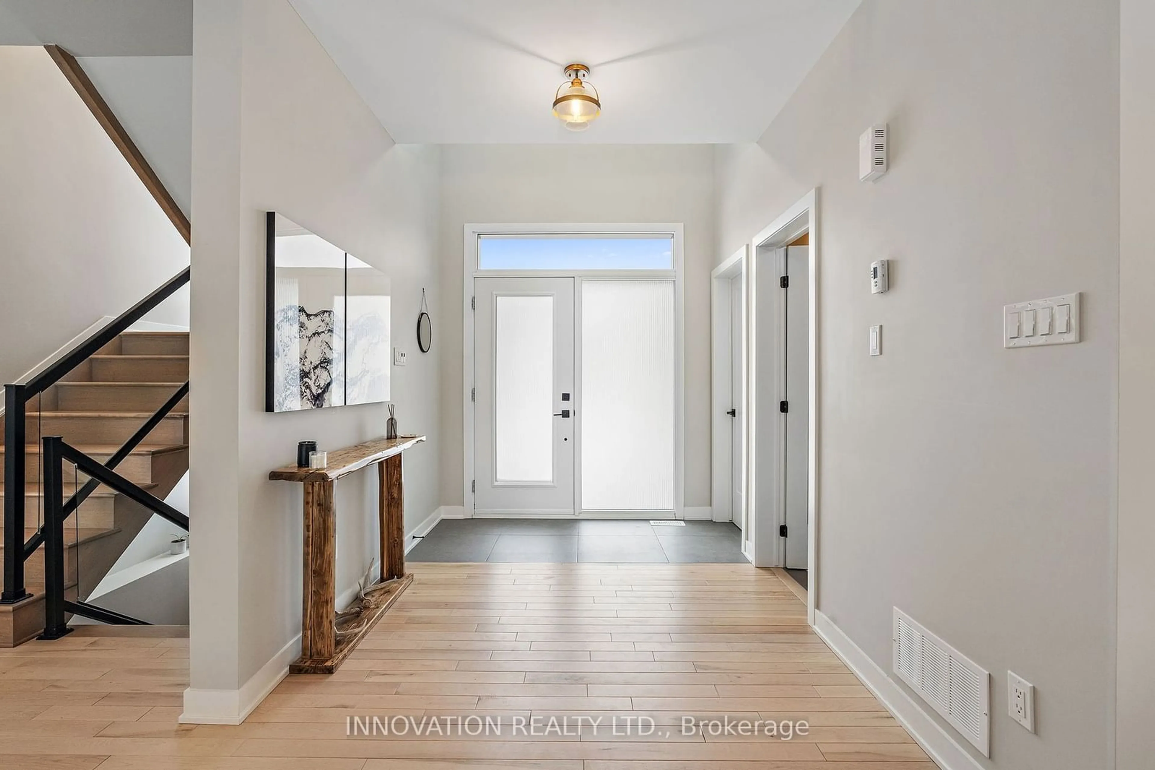 Indoor entryway for 1328 Diamond St, Clarence-Rockland Ontario K4K 0M6